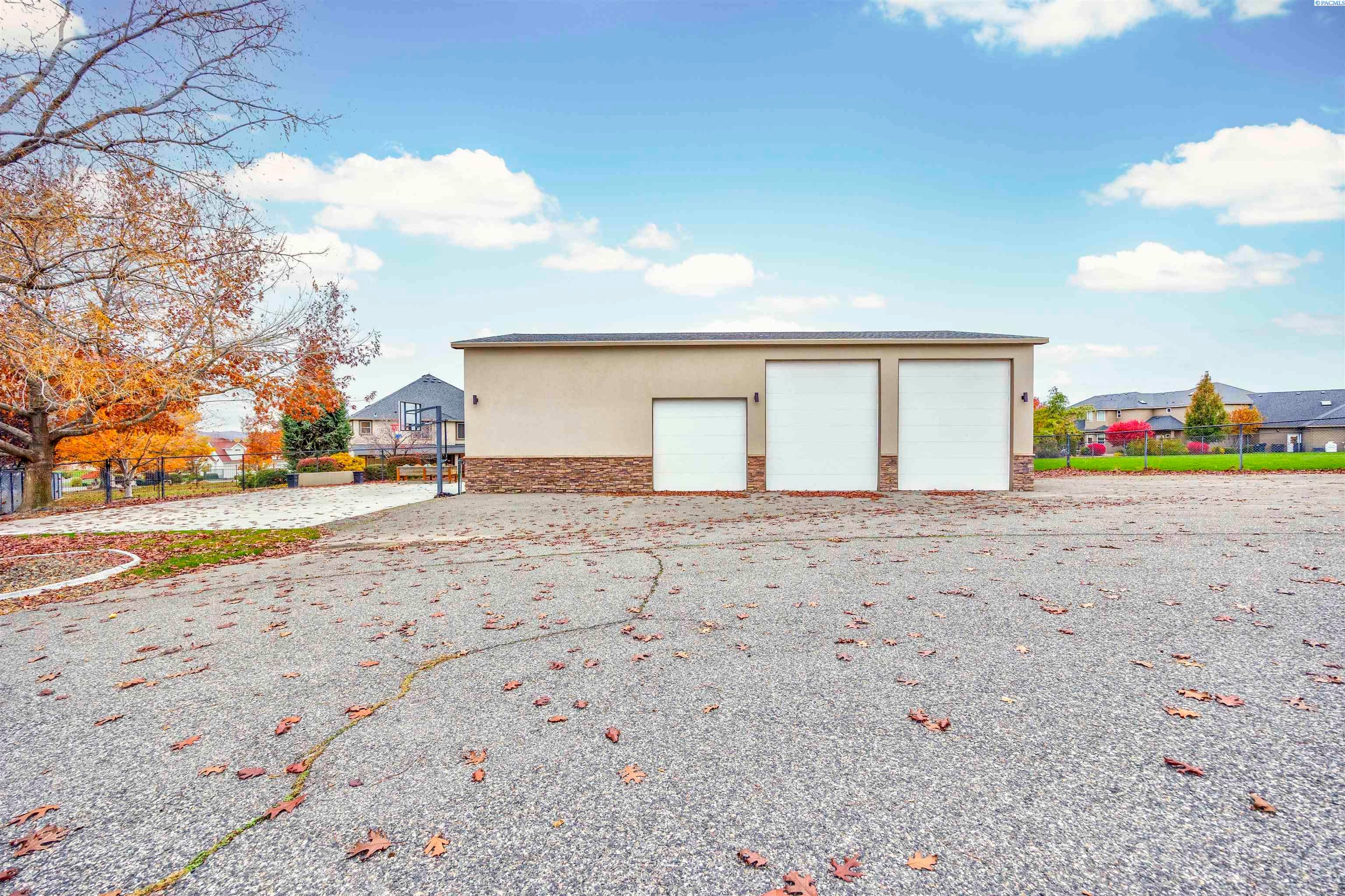 Pasco, Washington, 99301, United States, 5 Bedrooms Bedrooms, ,4 BathroomsBathrooms,Residential,For Sale,1988519