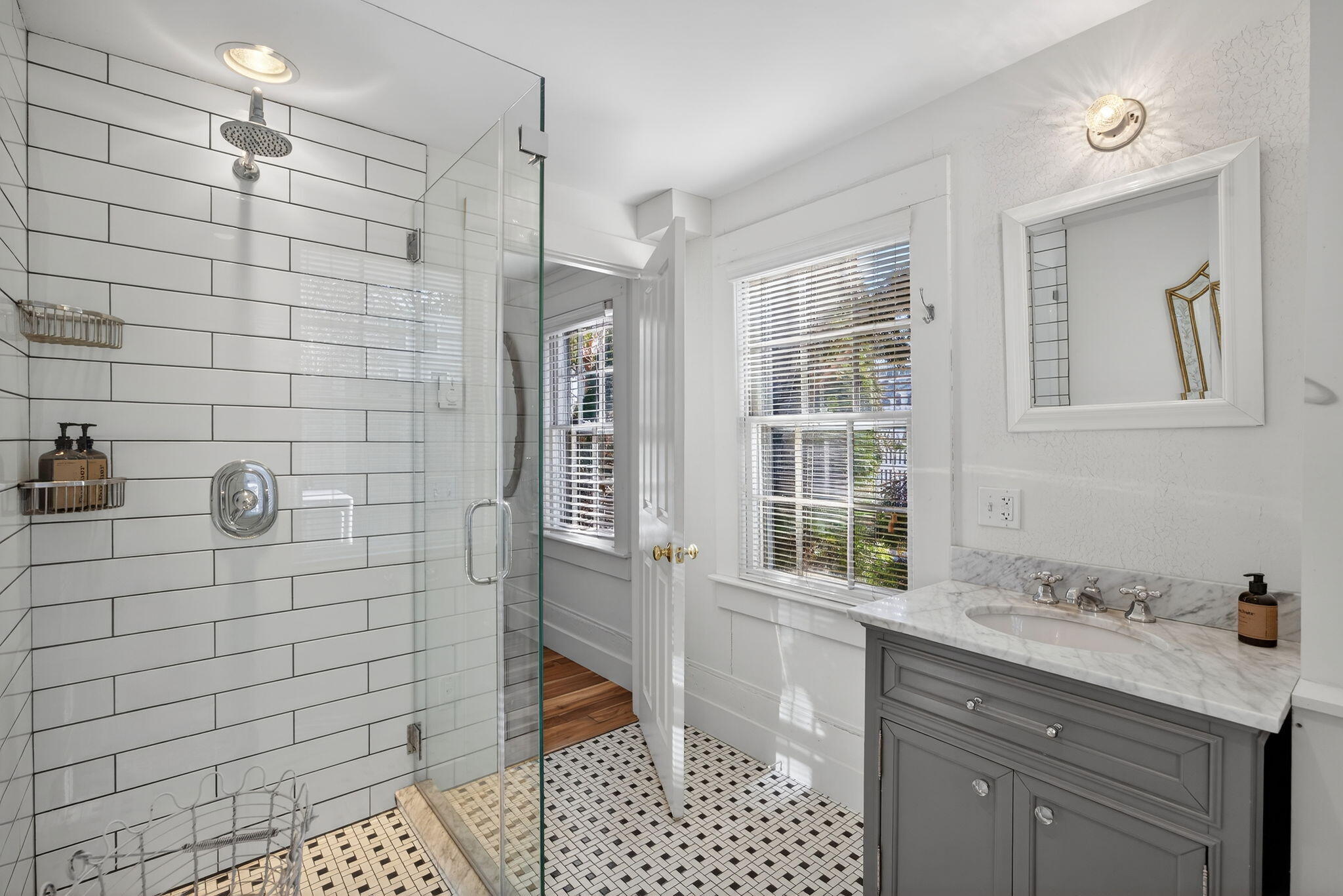  Two-Level Living with En-Suites, Private Patio and Proven Rental Performance - 物件實景