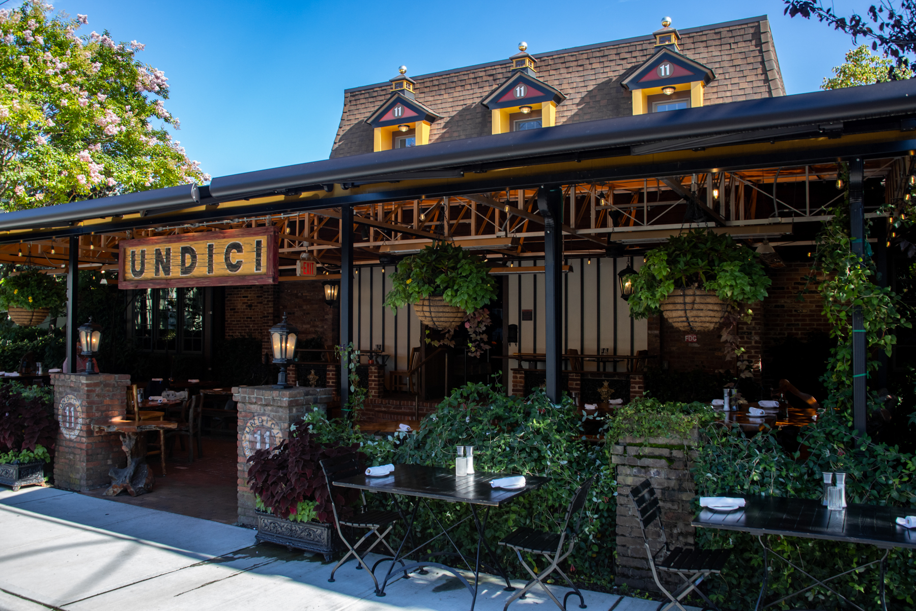  Beautifully designed home offers the perfect blend of comfort, style, - 物件實景