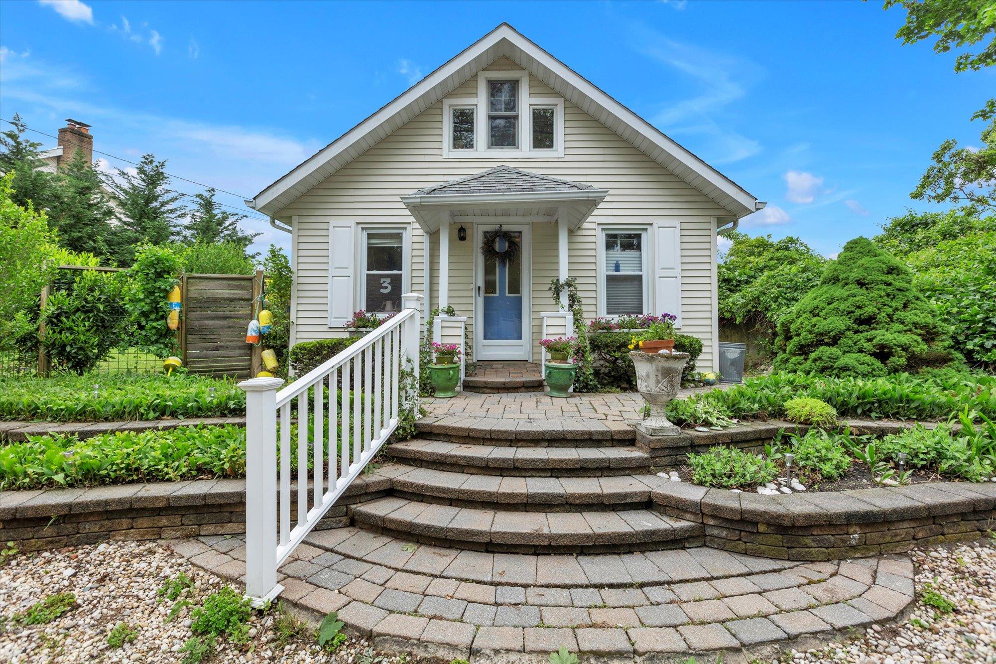 Northport, New York, 11768, United States, 2 Bedrooms Bedrooms, ,1 BathroomBathrooms,Residential,For Sale,1828550