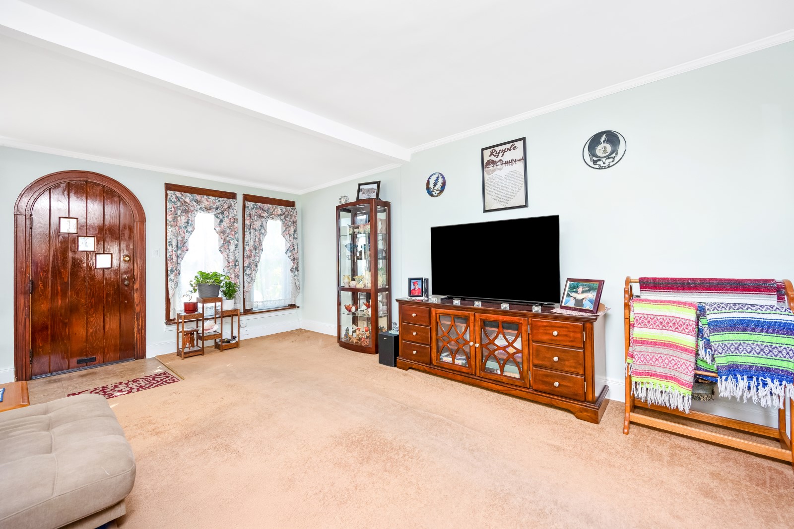 Glendale, New York, 11385, United States, 3 Bedrooms Bedrooms, ,2 BathroomsBathrooms,Residential,For Sale,1932107