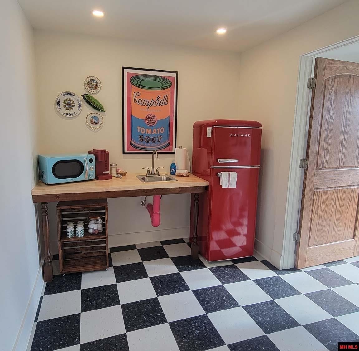 Cotter, Arkansas, 72626, United States, ,2 BathroomsBathrooms,Residential,For Sale,1924105