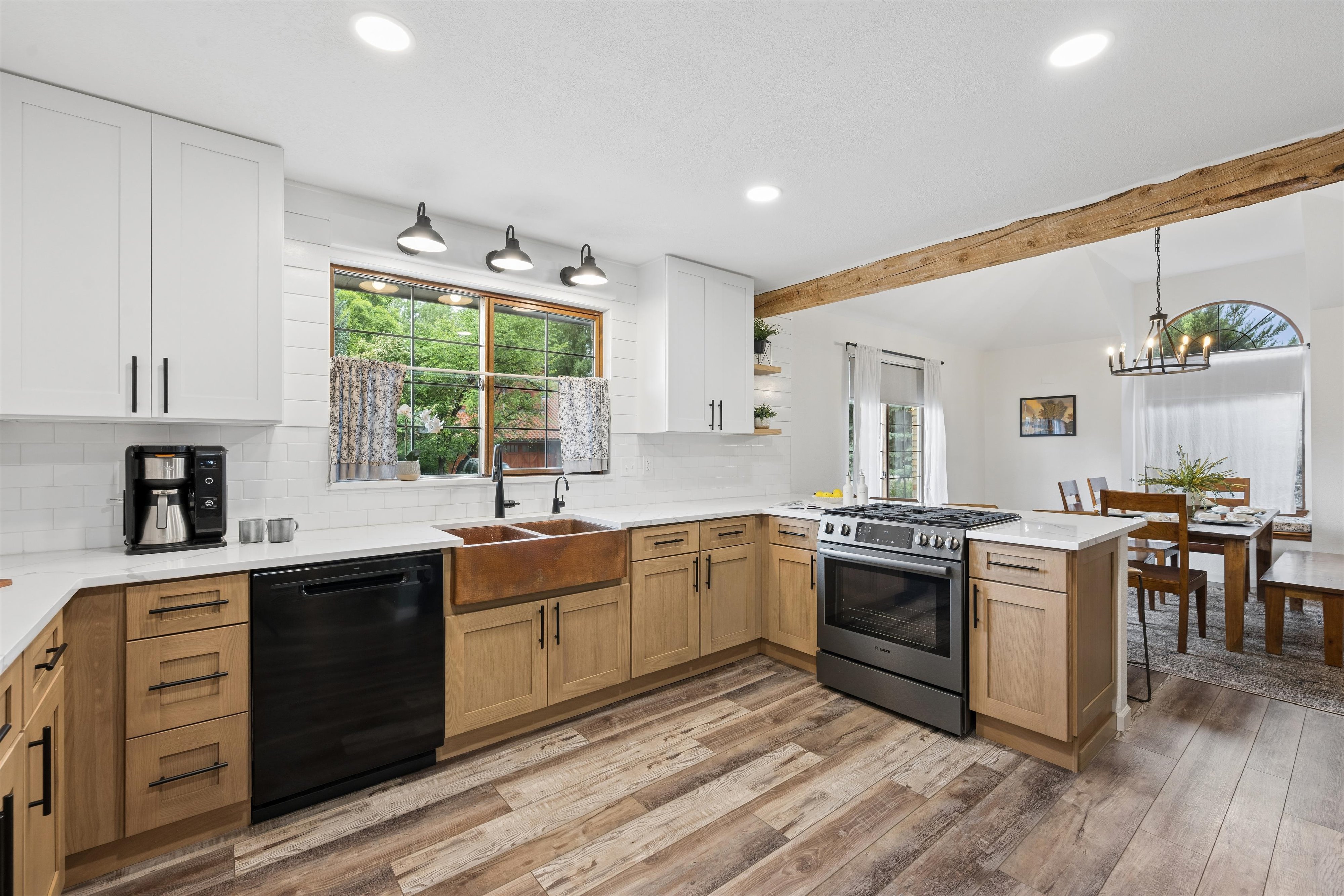  Thoughtfully Updated and Beautifully Maintained Ranch-Style Residence - 物件實景