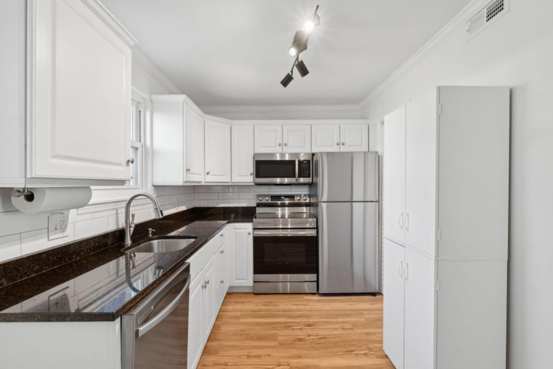  415 Parkdale Drive 8E - 物件實景