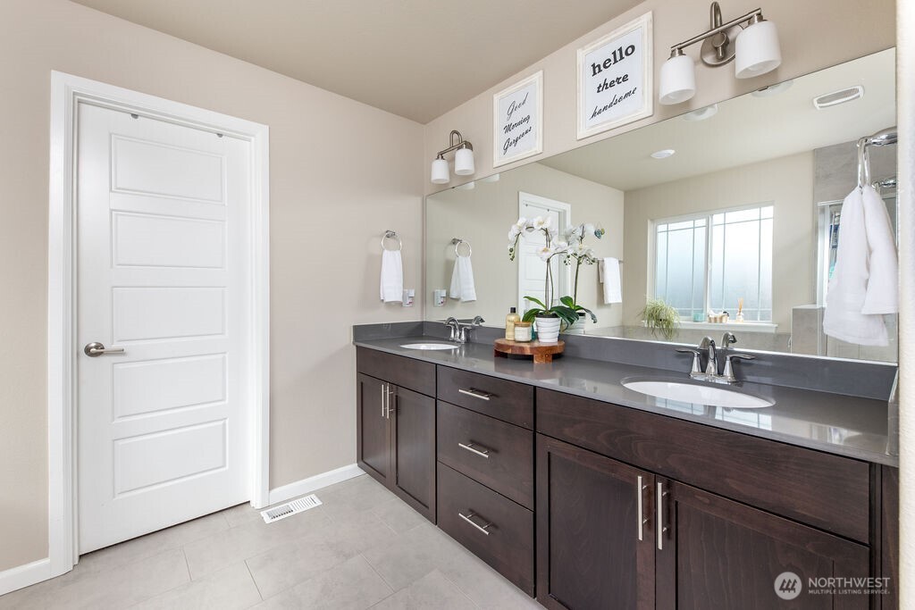 Black Diamond, Washington, 98010, United States, 4 Bedrooms Bedrooms, ,3 BathroomsBathrooms,Residential,For Sale,1777574