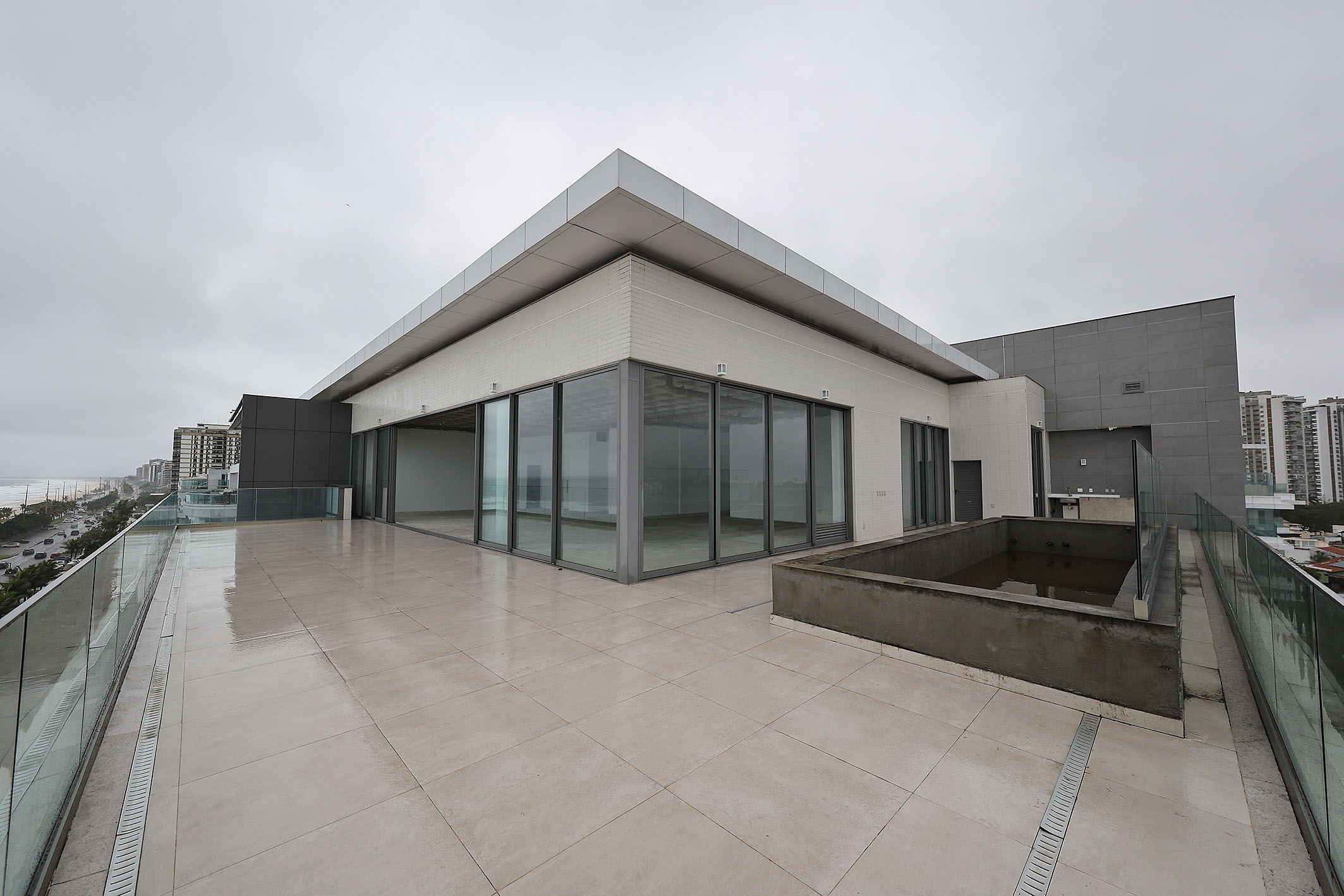  Linear Oceanfront Penthouse with Panoramic Views and Custom Potential - 物件實景