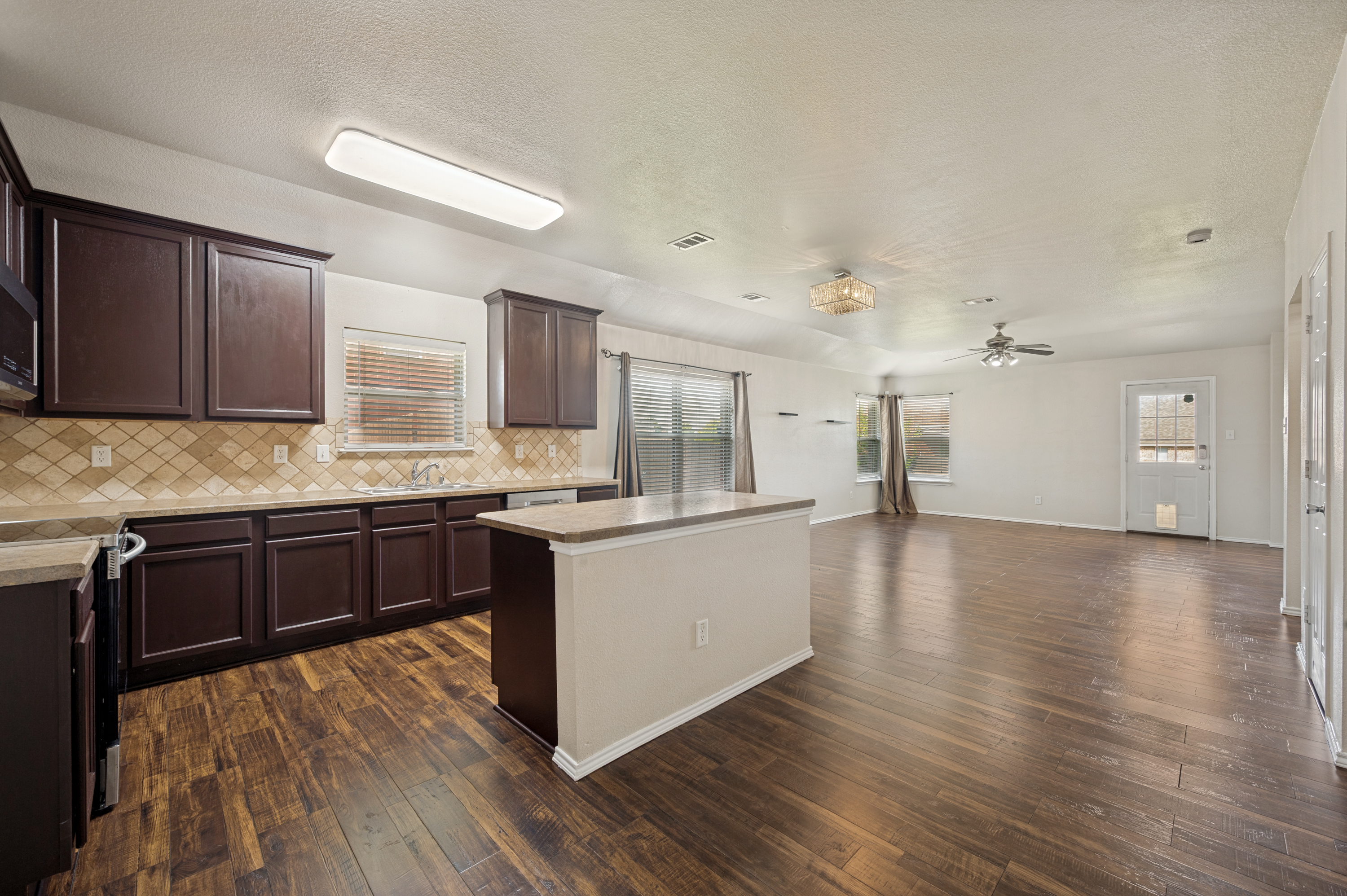  1339 4th Street, Grand Prairie, TX, 75051 - 物件實景