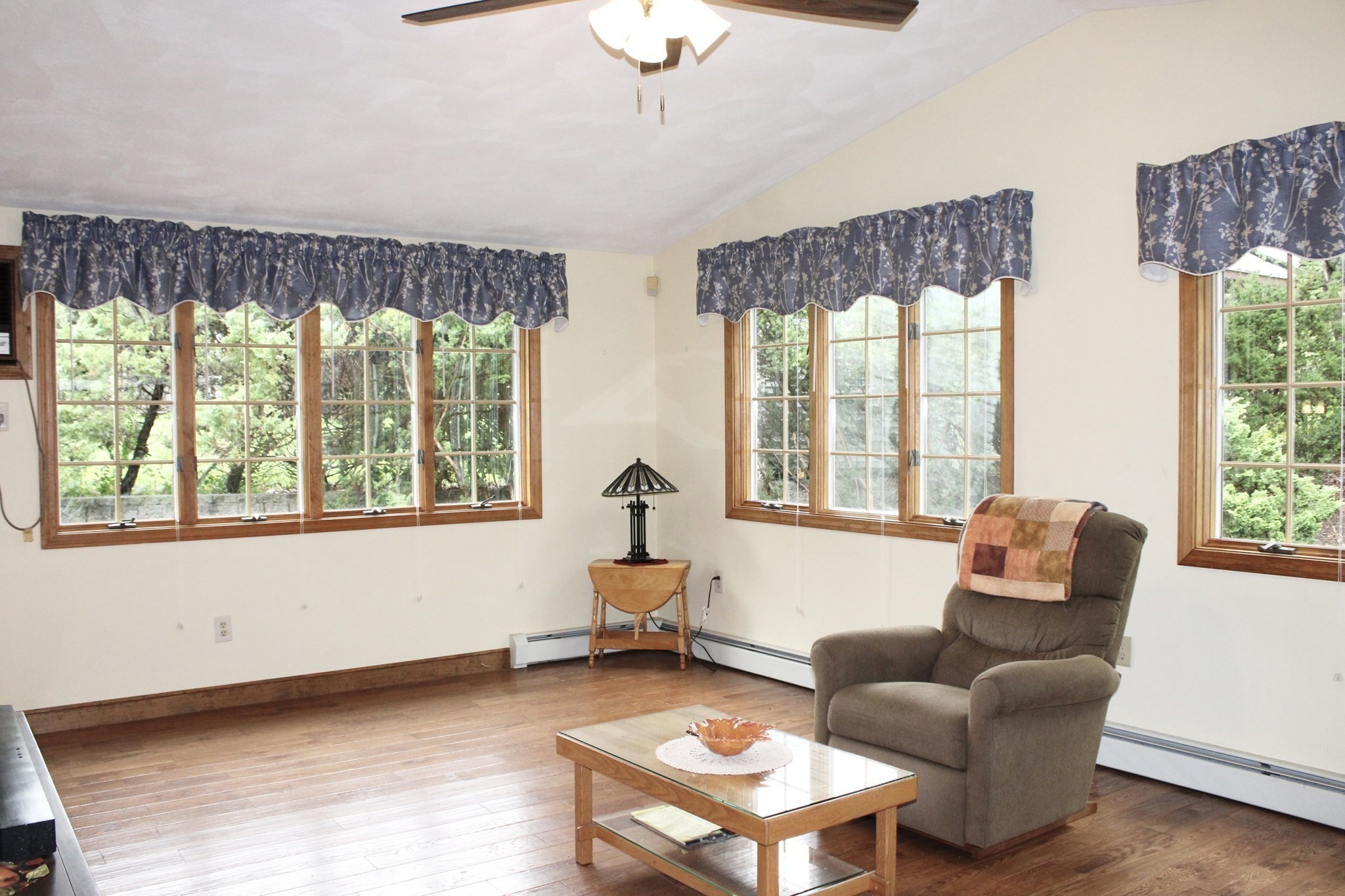 Woburn, Massachusetts, 01801, United States, 4 Bedrooms Bedrooms, ,2 BathroomsBathrooms,Residential,For Sale,1979204