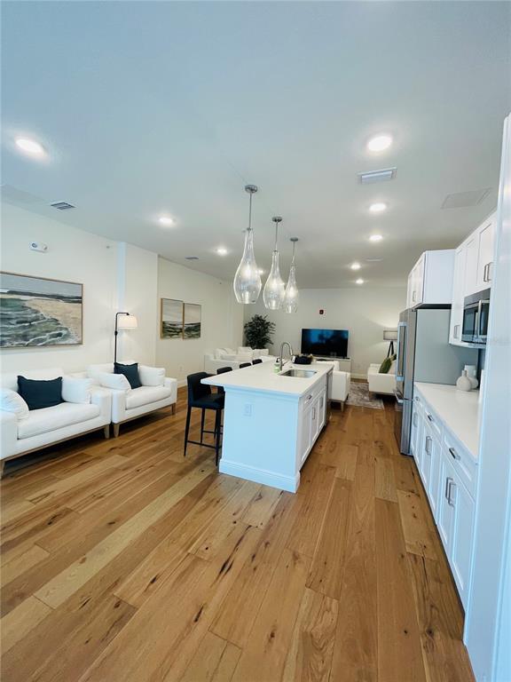 St Petersburg, Florida, 33701, United States, 2 Bedrooms Bedrooms, ,2 BathroomsBathrooms,Residential,For Sale,1889931