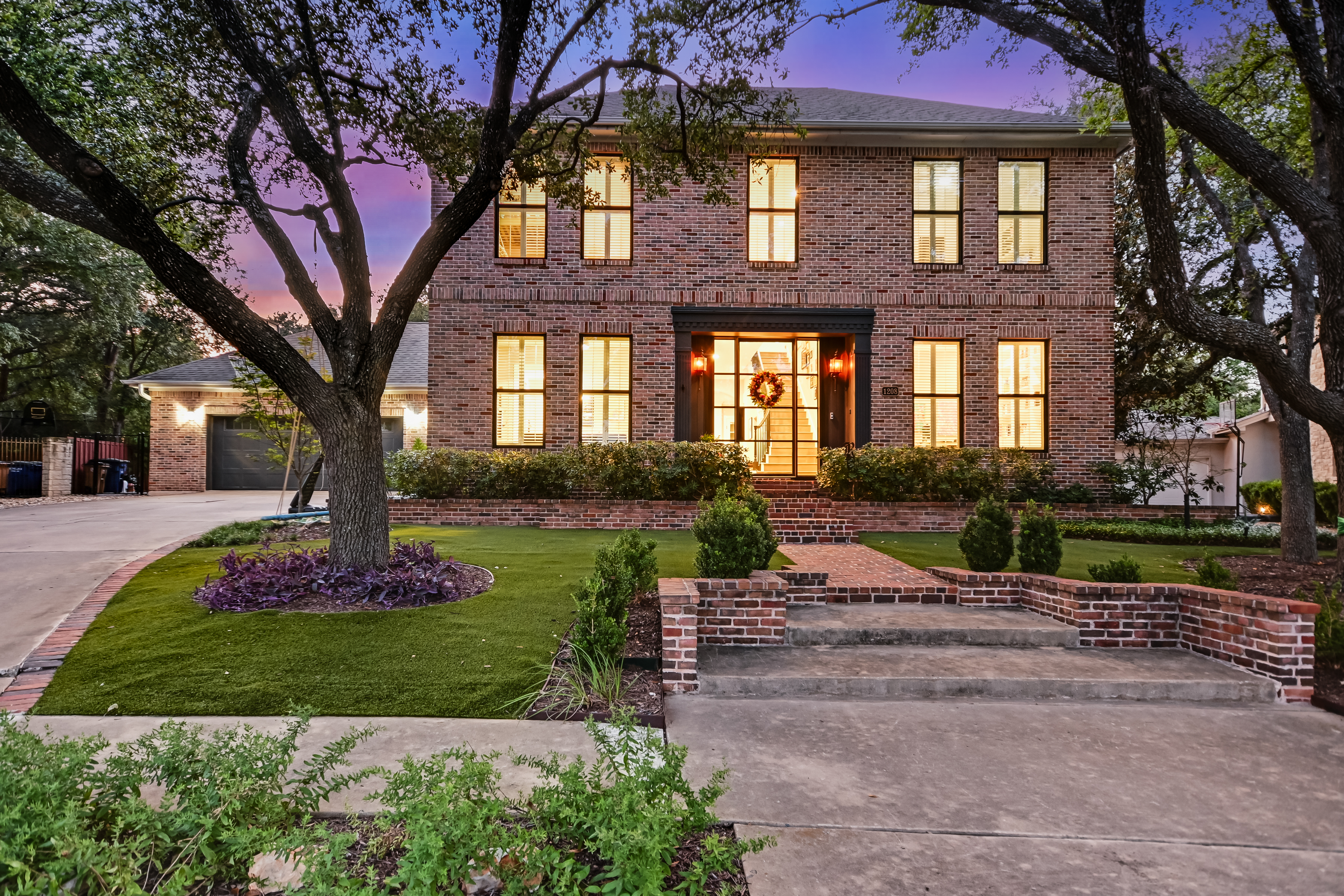 1208 Grosvener Court 