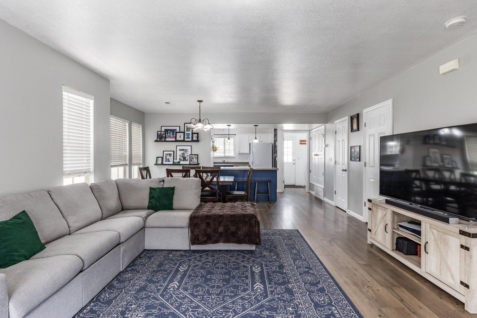  End Row Townhome in Highly Desired Location - 物件實景