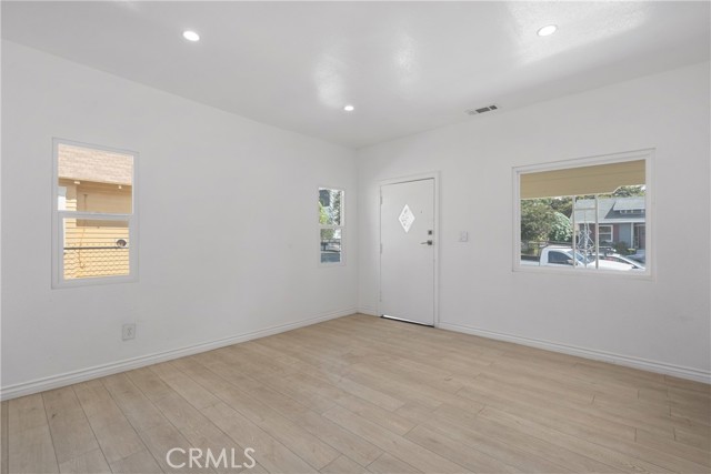 Los Angeles, California, 90062, United States, 7 Bedrooms Bedrooms, ,Residential,For Sale,1974171