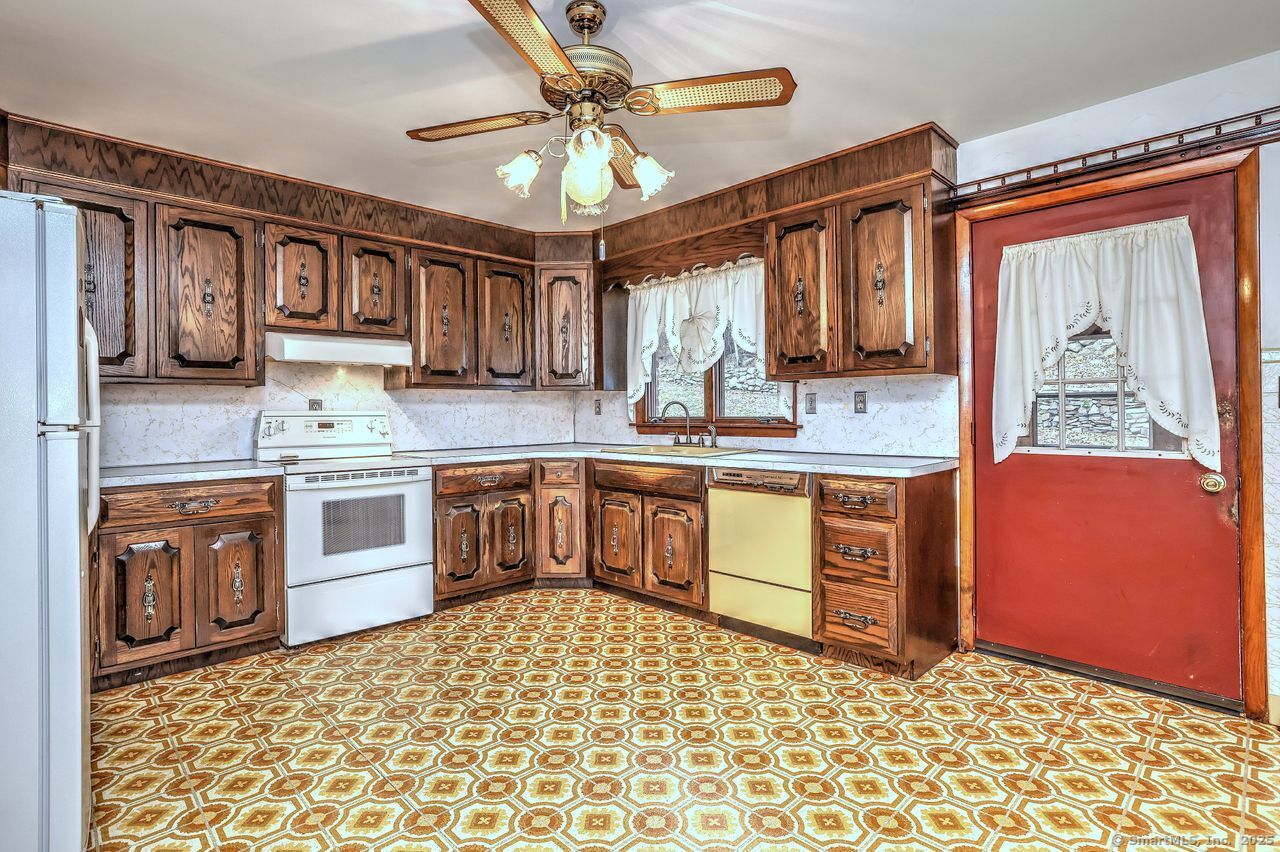 Trumbull, Connecticut, 06611, United States, 3 Bedrooms Bedrooms, ,2 BathroomsBathrooms,Residential,For Sale,1988138