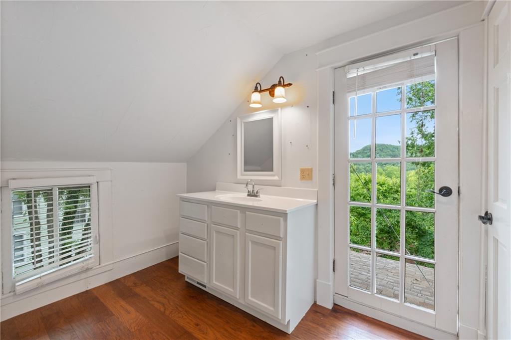 Eureka Springs, Arkansas, 752632, United States, 2 Bedrooms Bedrooms, ,3 BathroomsBathrooms,Residential,For Sale,1980182