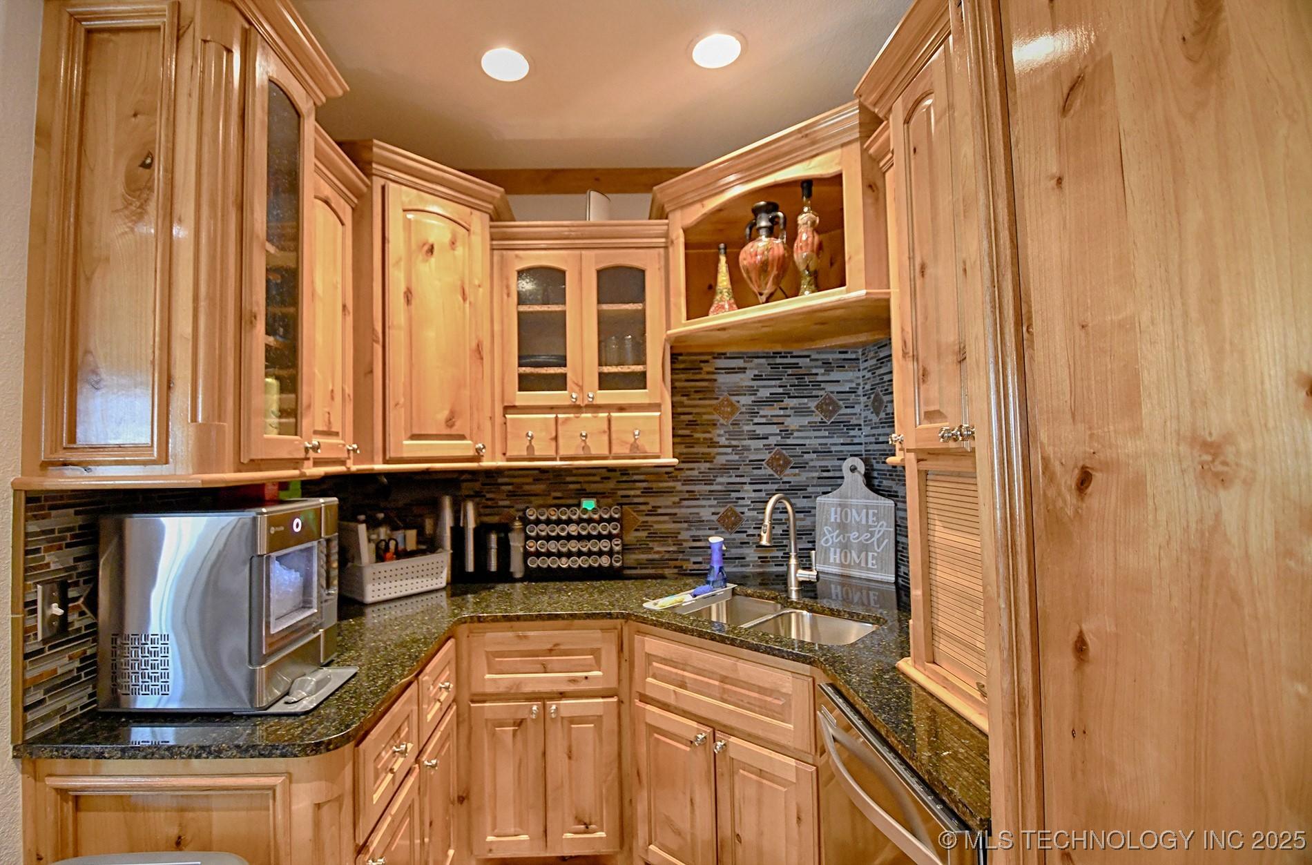 Sallisaw, Oklahoma, 74955, United States, 3 Bedrooms Bedrooms, ,3 BathroomsBathrooms,Residential,For Sale,1977994