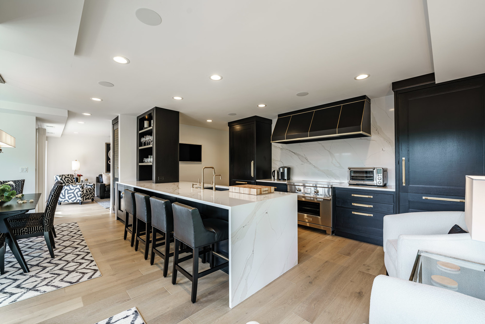 Oak Brook, Illinois, 60523, United States, 2 Bedrooms Bedrooms, ,2 BathroomsBathrooms,Residential,For Sale,1927231