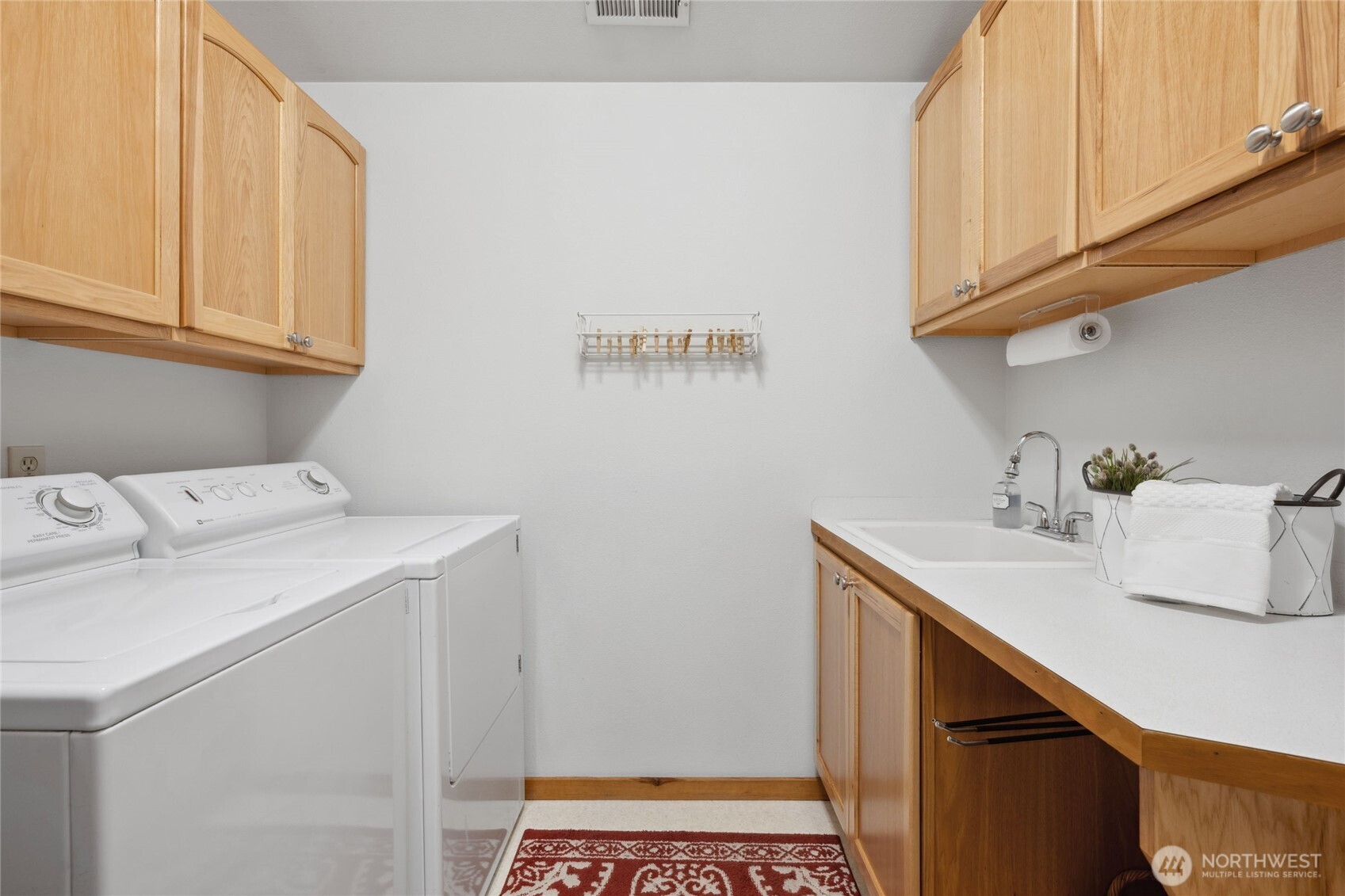 Kirkland, Washington, 98033, United States, 4 Bedrooms Bedrooms, ,2 BathroomsBathrooms,Residential,For Sale,1804621