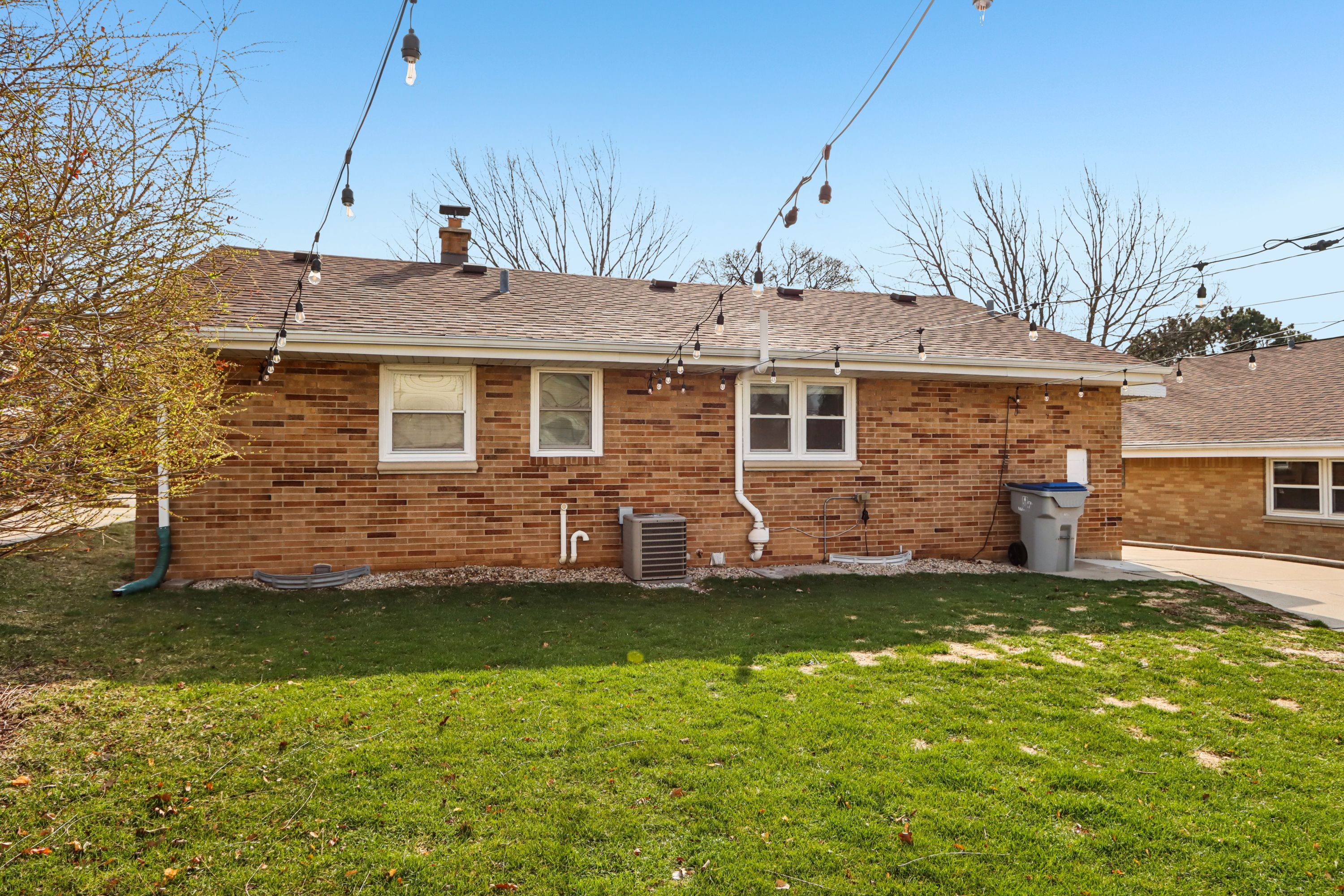  Classic Brick Ranch with an Incredible 3.5+ Car Garage - 物件實景