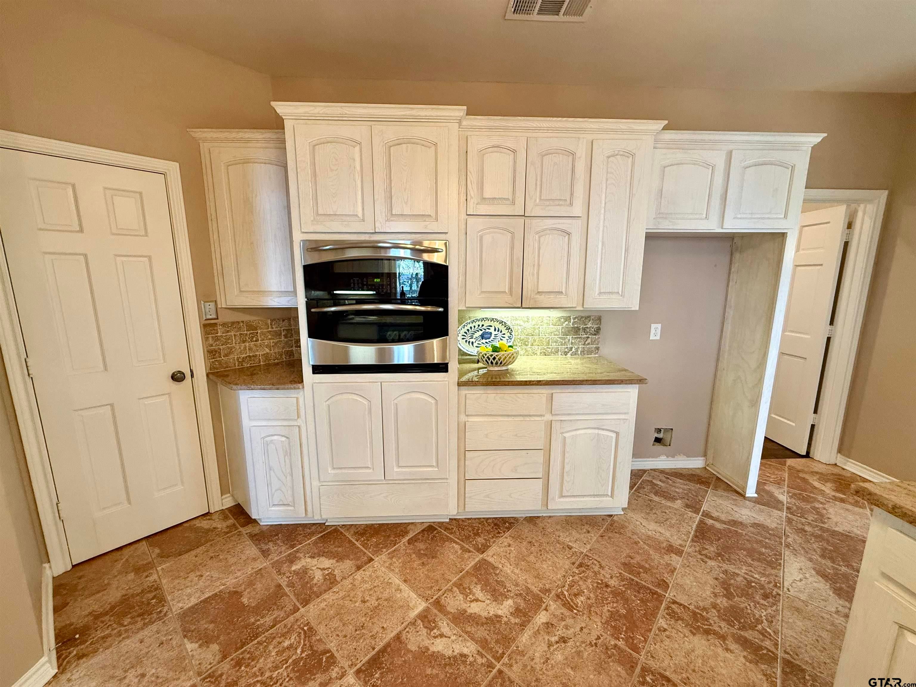 Pittsburg, Texas, 75686, United States, 4 Bedrooms Bedrooms, ,3 BathroomsBathrooms,Residential,For Sale,2001742