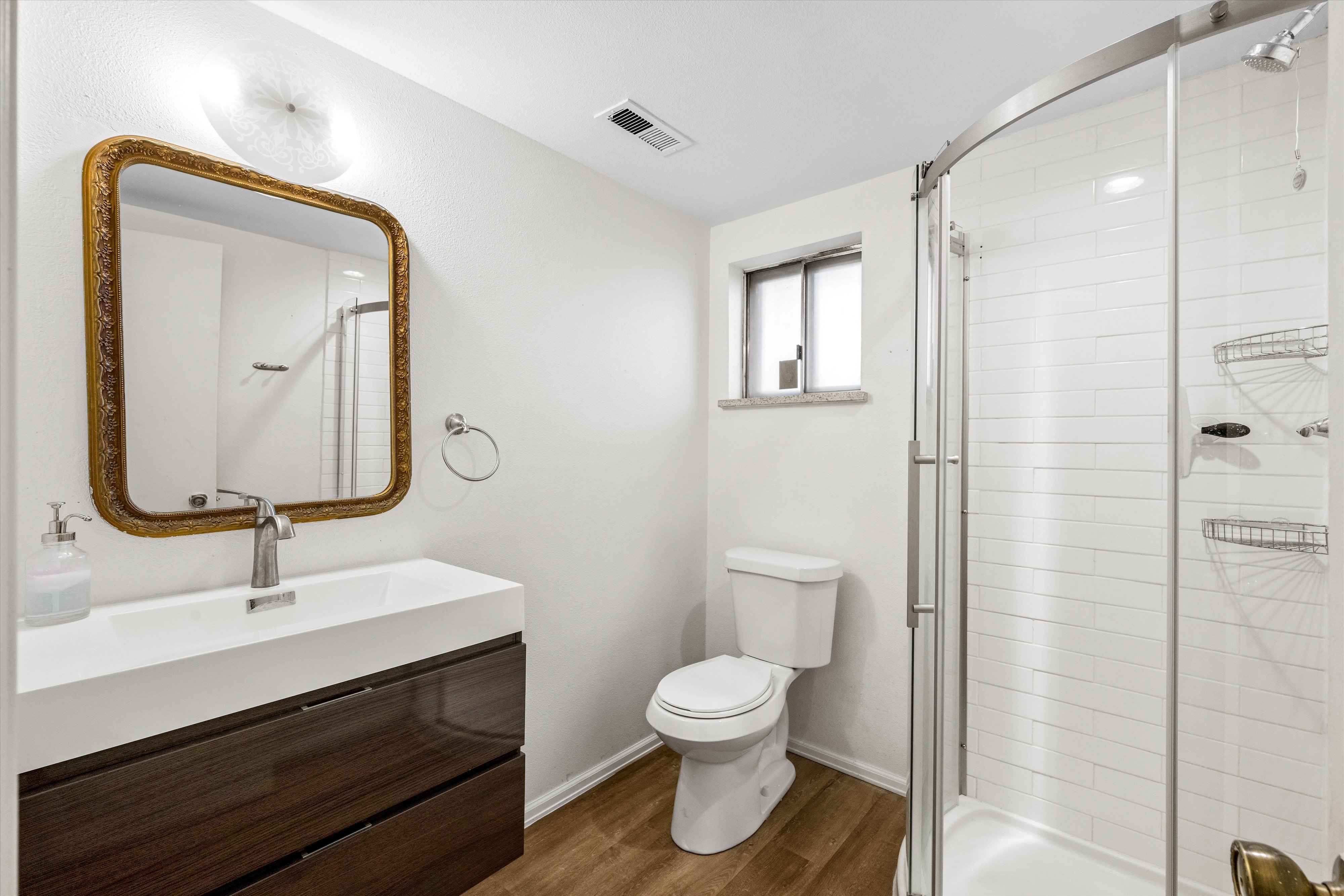  Beautifully Updated Split-Level Home Offering Generous Square Footage - 物件實景