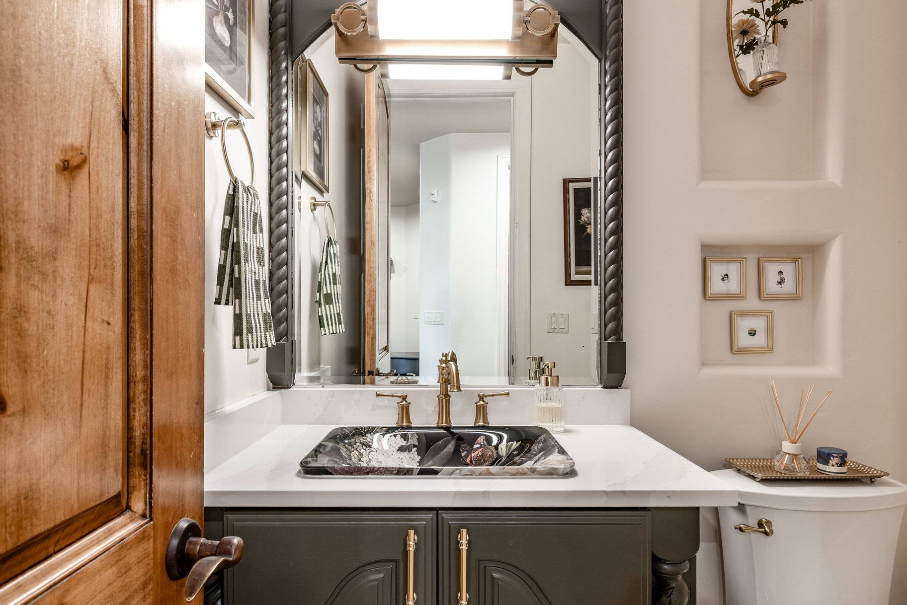  Custom 2-Story Parade Home with Dolphin Bolderscape Grotto Pool & 6 Car Garage - 物件實景