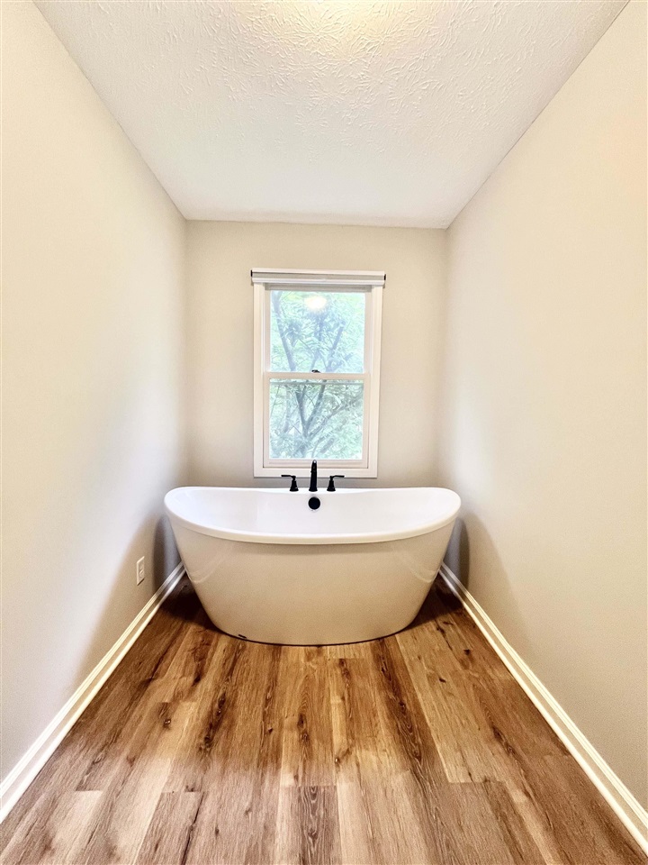 Scottsville, Kentucky, 42164, United States, 4 Bedrooms Bedrooms, ,3 BathroomsBathrooms,Residential,For Sale,1848672