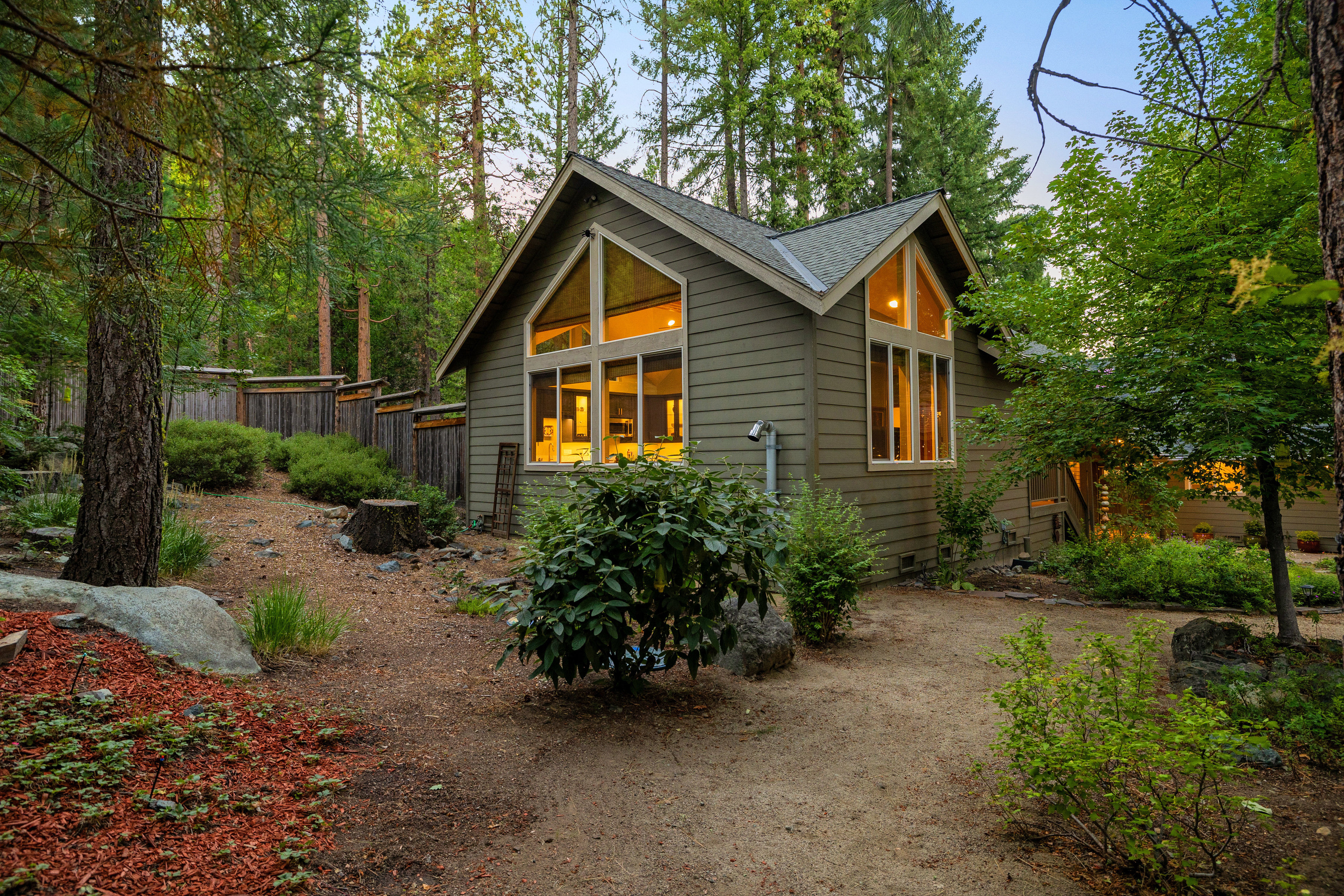  Luxury Mountain Retreat with Guest House on 1 Acre in the Heart of Graeagle - 物件實景