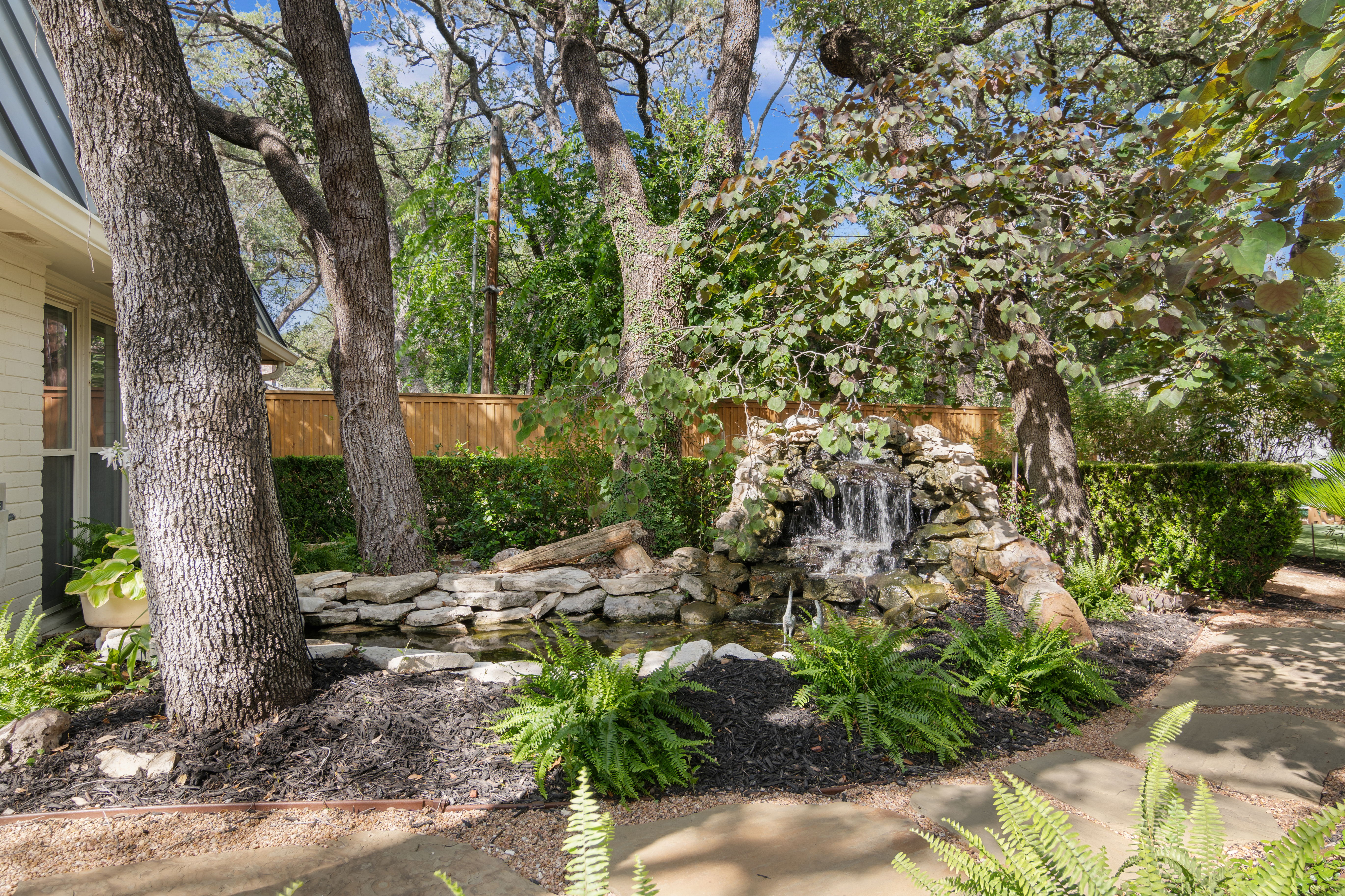  Private Oak-Shaded Estate in Castle Hills - 物件實景