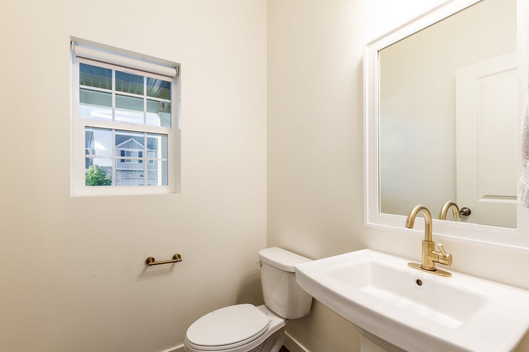  Fresh, Bright & Beautiful 2-Story Home - 物件實景