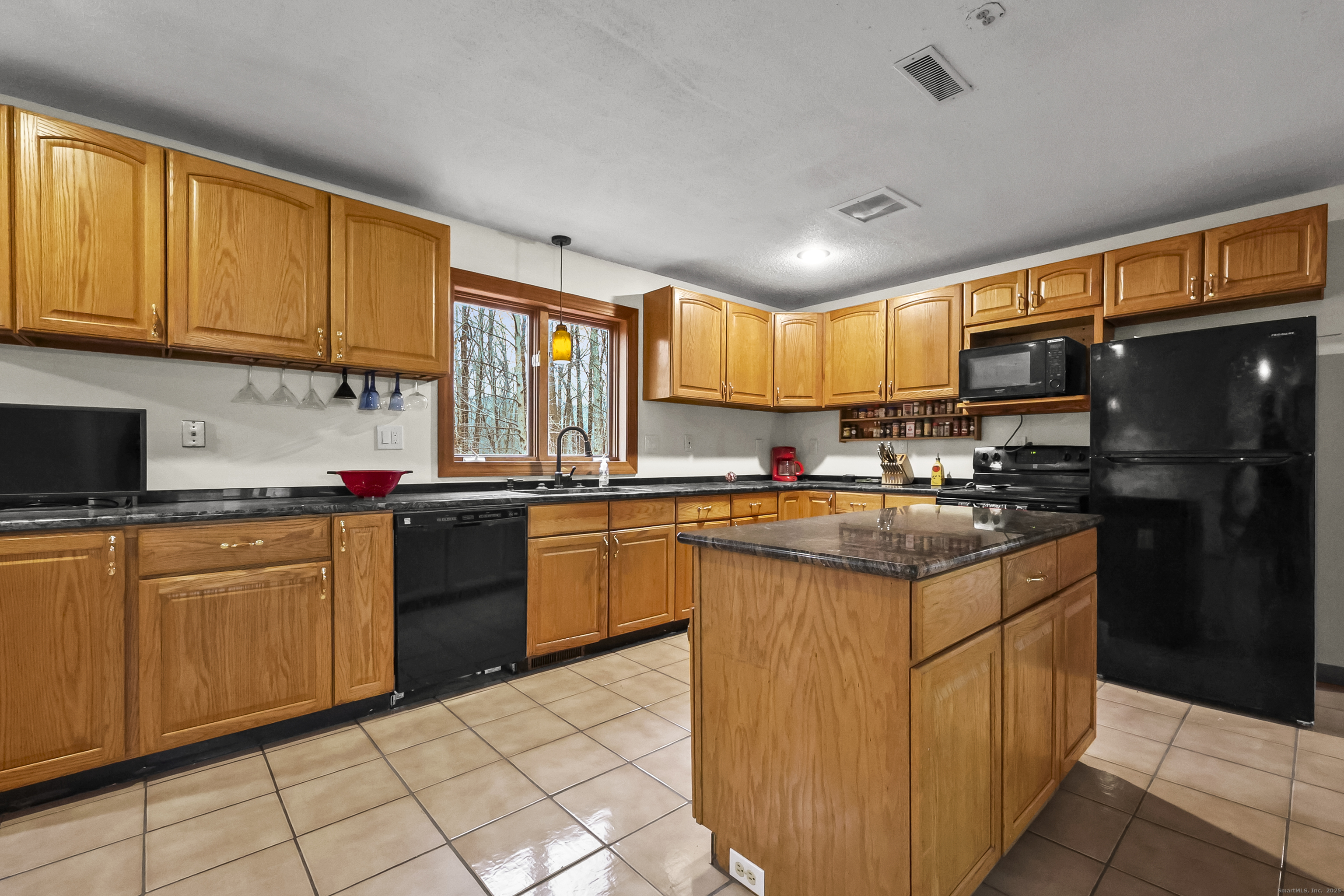 Lebanon, Connecticut, 06249, United States, 3 Bedrooms Bedrooms, ,4 BathroomsBathrooms,Residential,For Sale,1999598