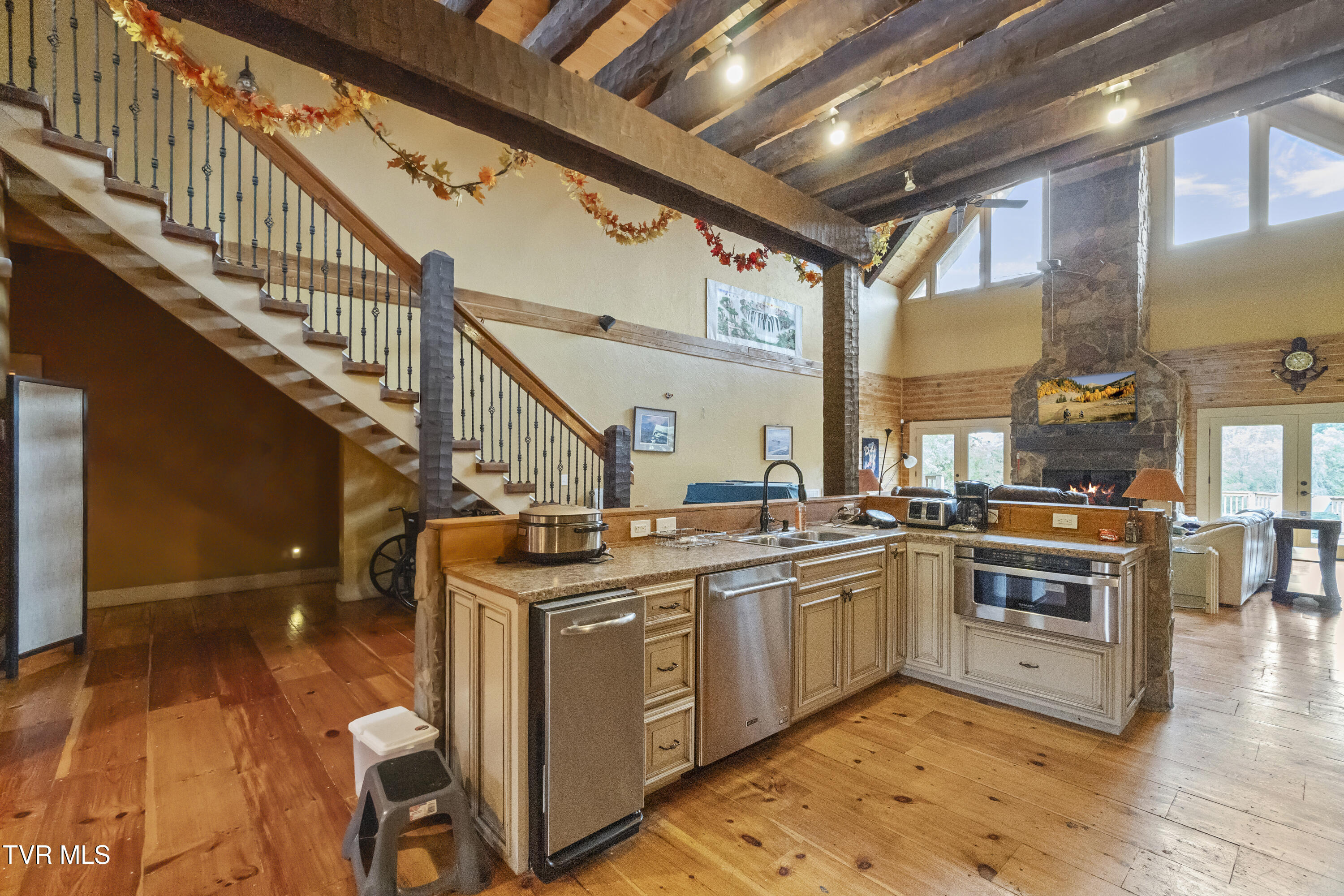 Greeneville, Tennessee, 37745, United States, 5 Bedrooms Bedrooms, ,4 BathroomsBathrooms,Residential,For Sale,1981962