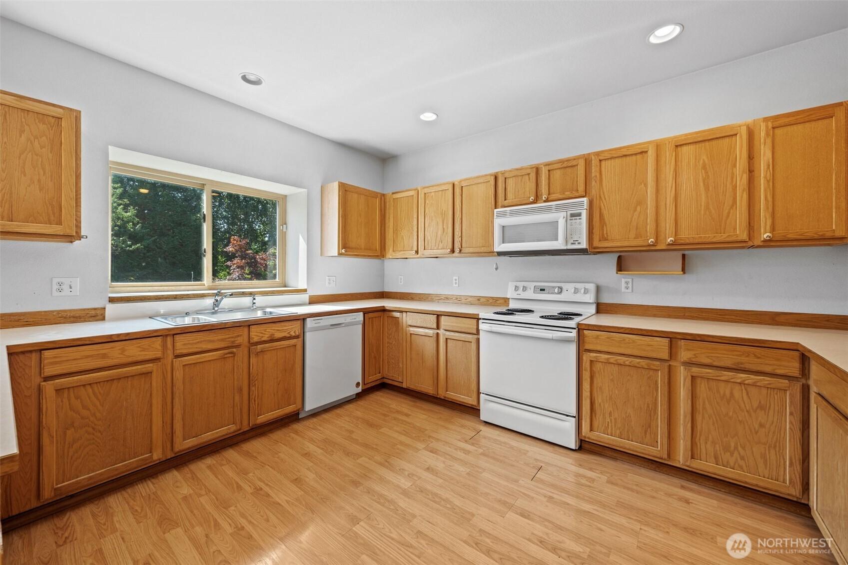 TACOMA, Washington, 98422, United States, 4 Bedrooms Bedrooms, ,3 BathroomsBathrooms,Residential,For Sale,1948002