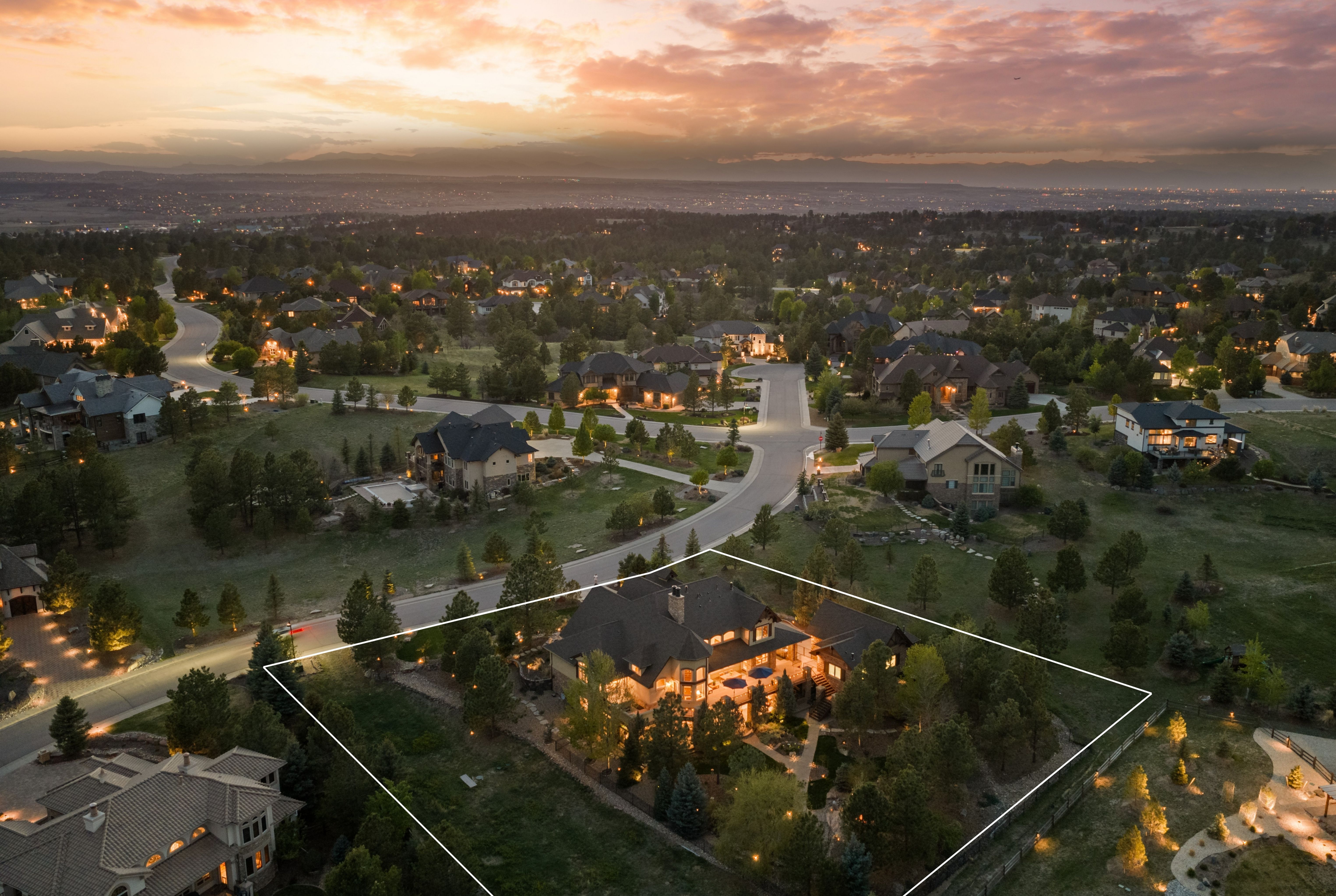  This Mountain Traditional residence is defined by its grand scale, - 物件實景