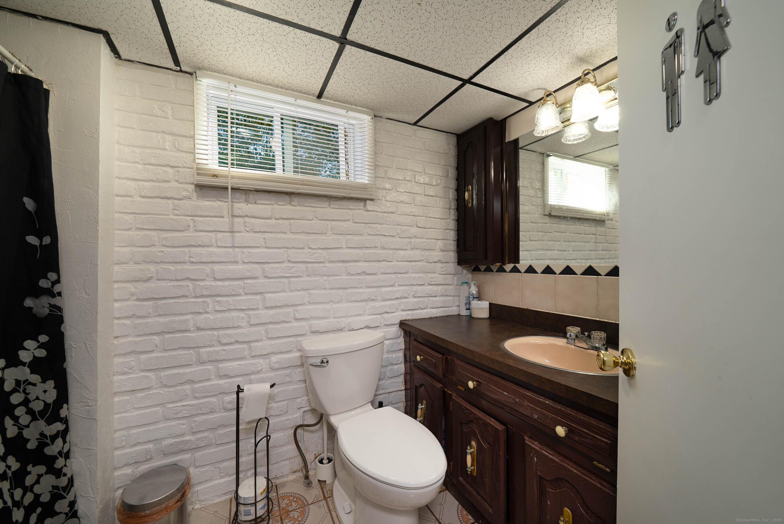 Hamden, Connecticut, 06517, United States, 4 Bedrooms Bedrooms, ,4 BathroomsBathrooms,Residential,For Sale,1982010