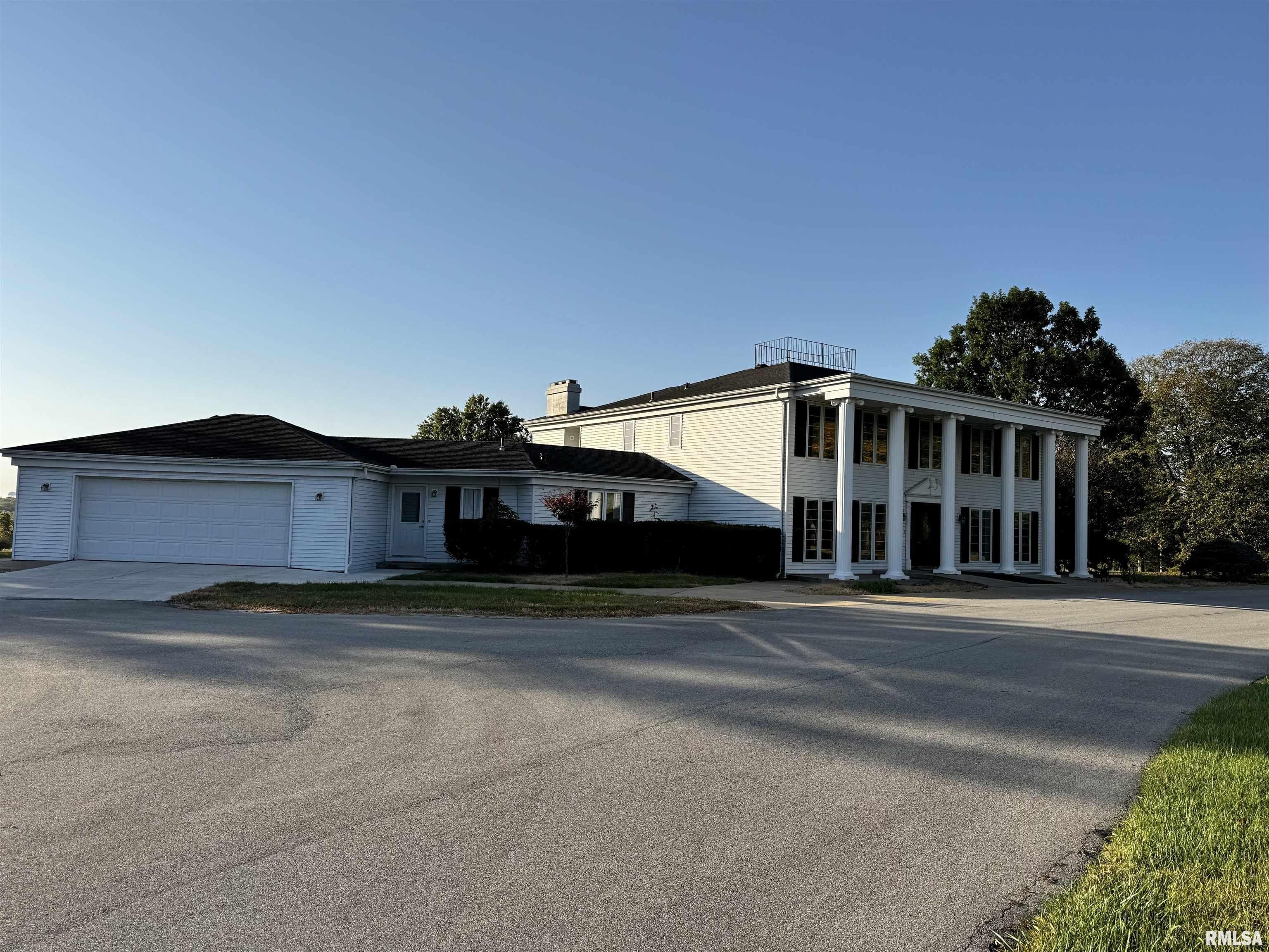 Macomb, Illinois, 61455, United States, 4 Bedrooms Bedrooms, ,6 BathroomsBathrooms,Residential,For Sale,1976758