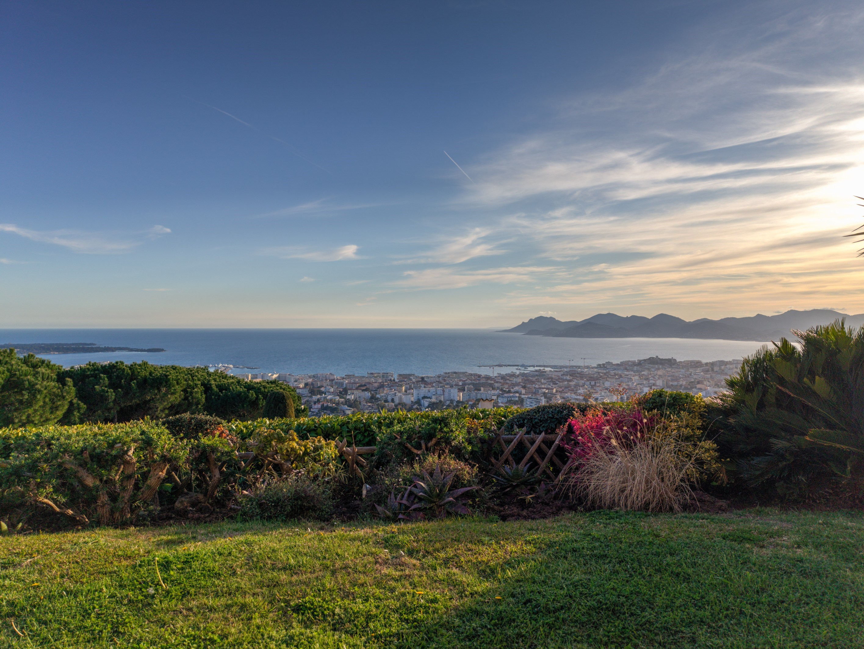  Cannes villa with panoramic sea views over the Bay and Lérins Islands in secure… - 物件實景