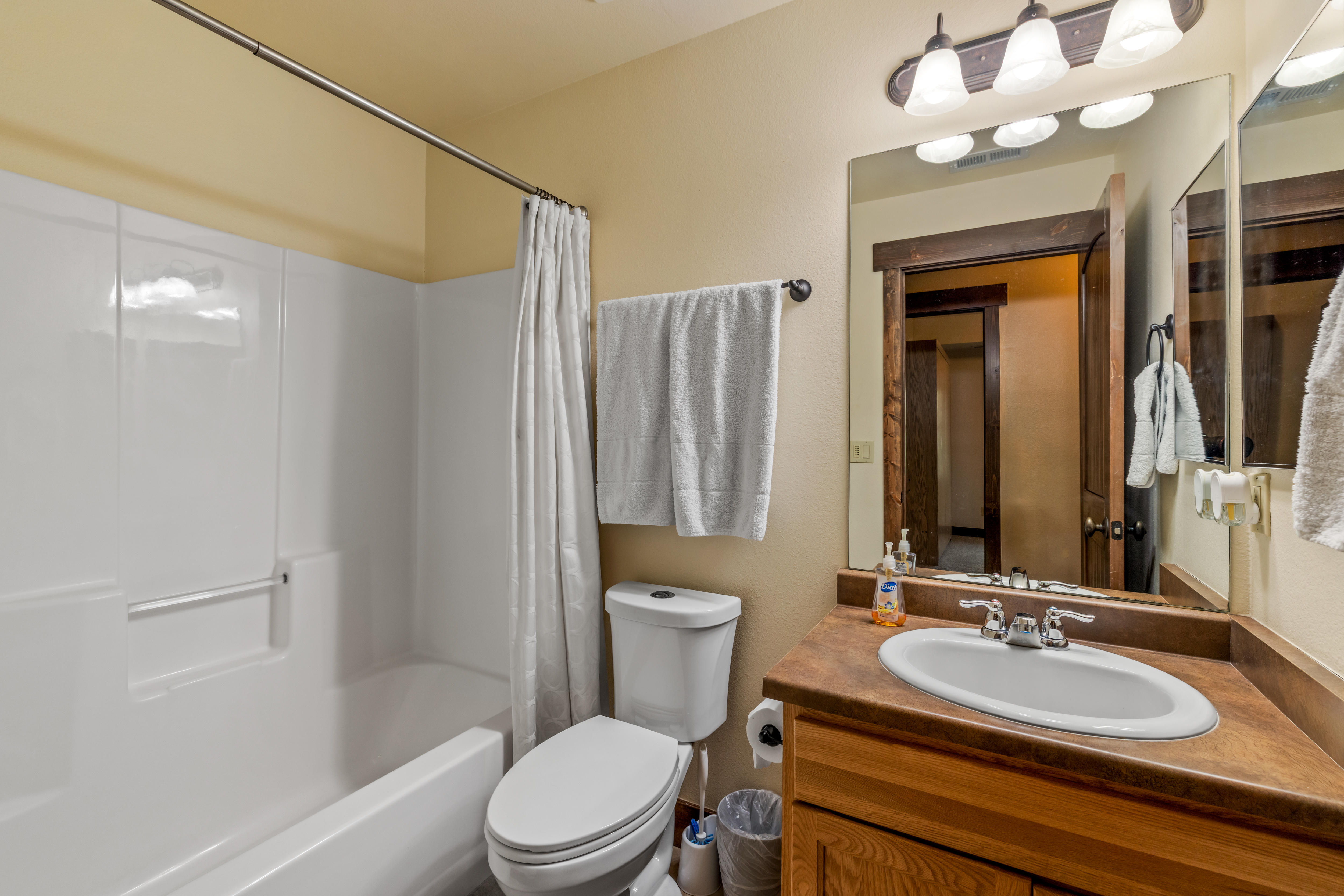  Updated Red Hawk Home w/ Spacious Layout - 物件實景