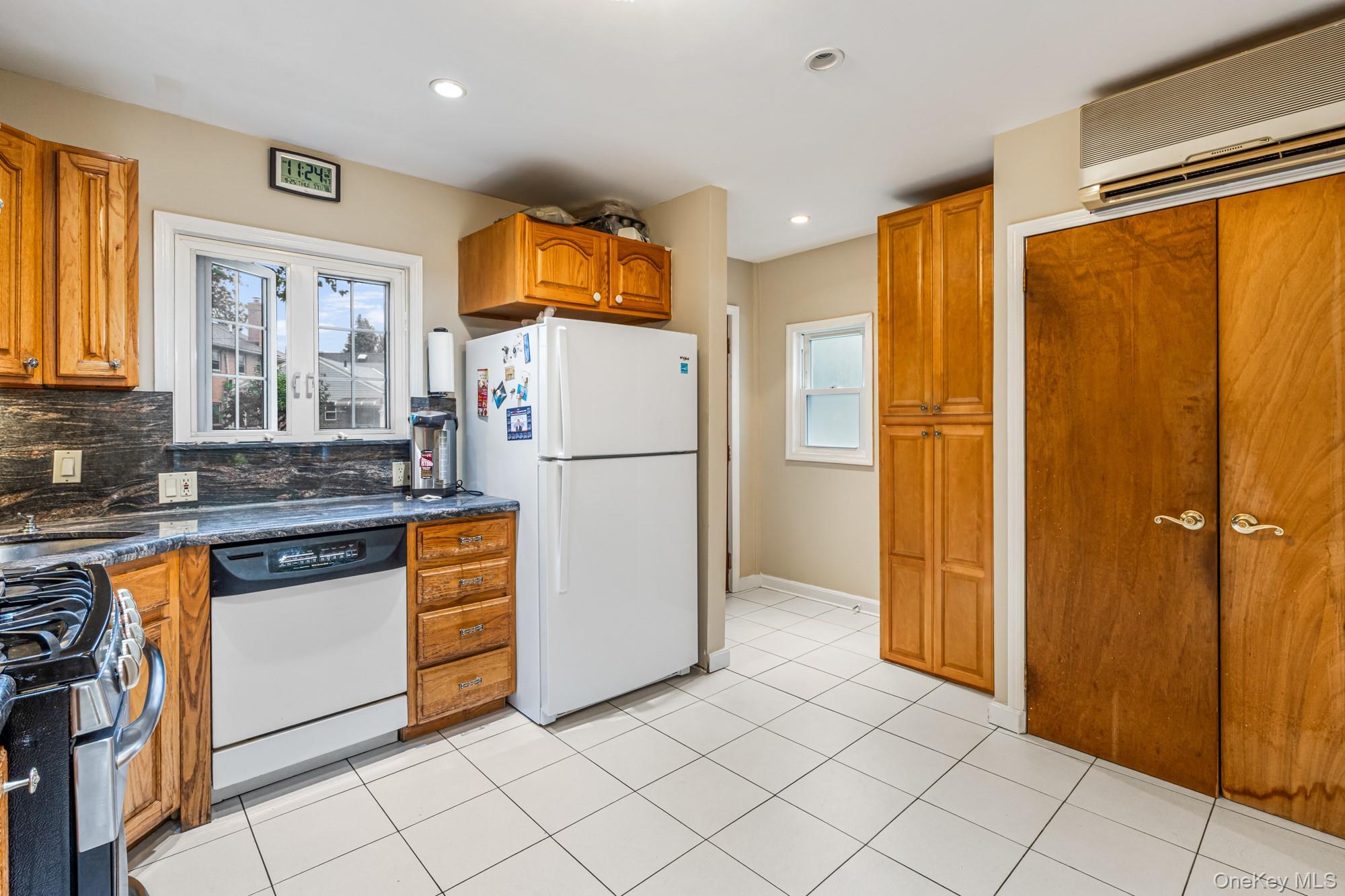  27-22 Bayside Lane, Flushing, NY, 11358 - 物件實景