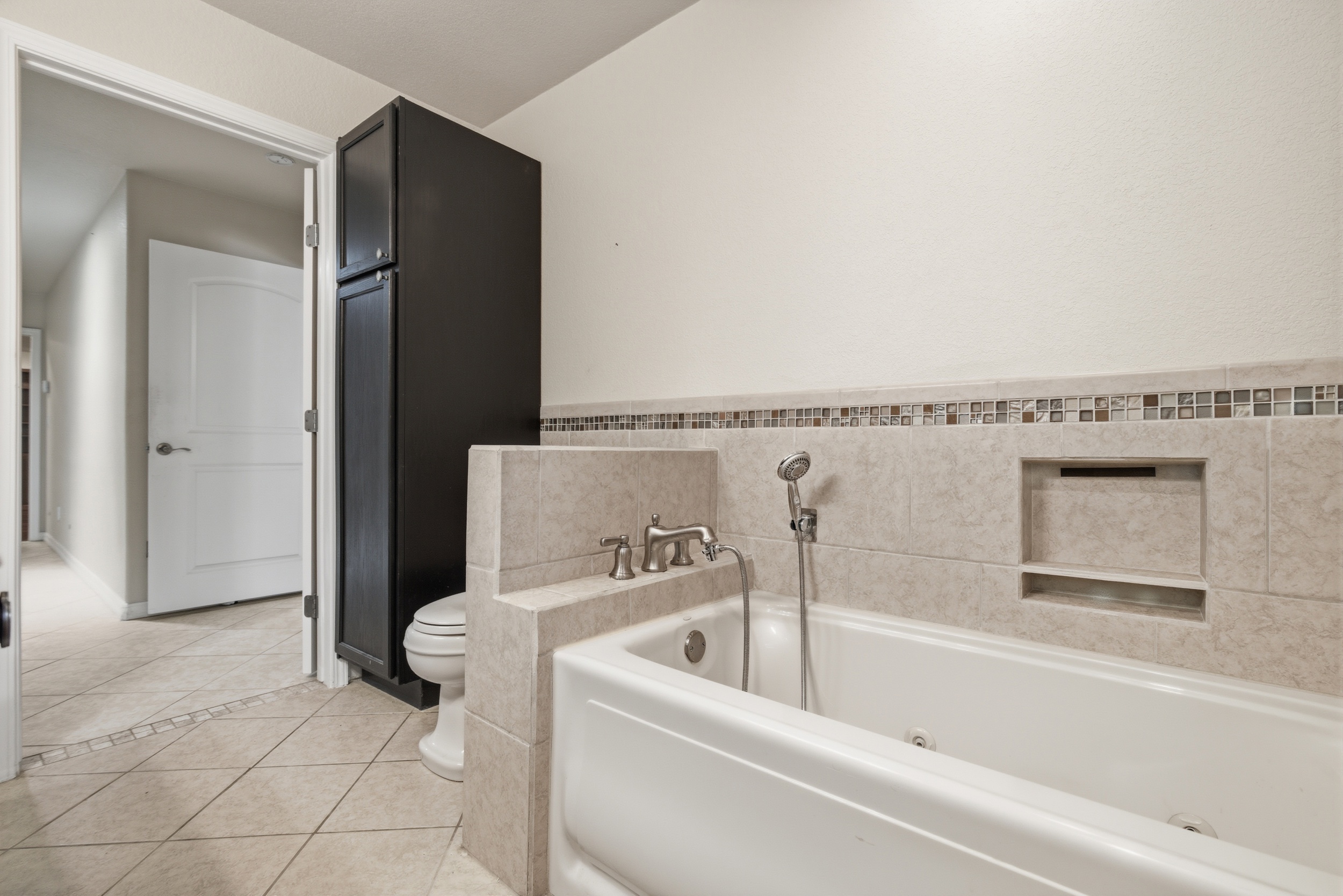  Spacious Charming Home  Updates  Comfortable Layout - 物件實景