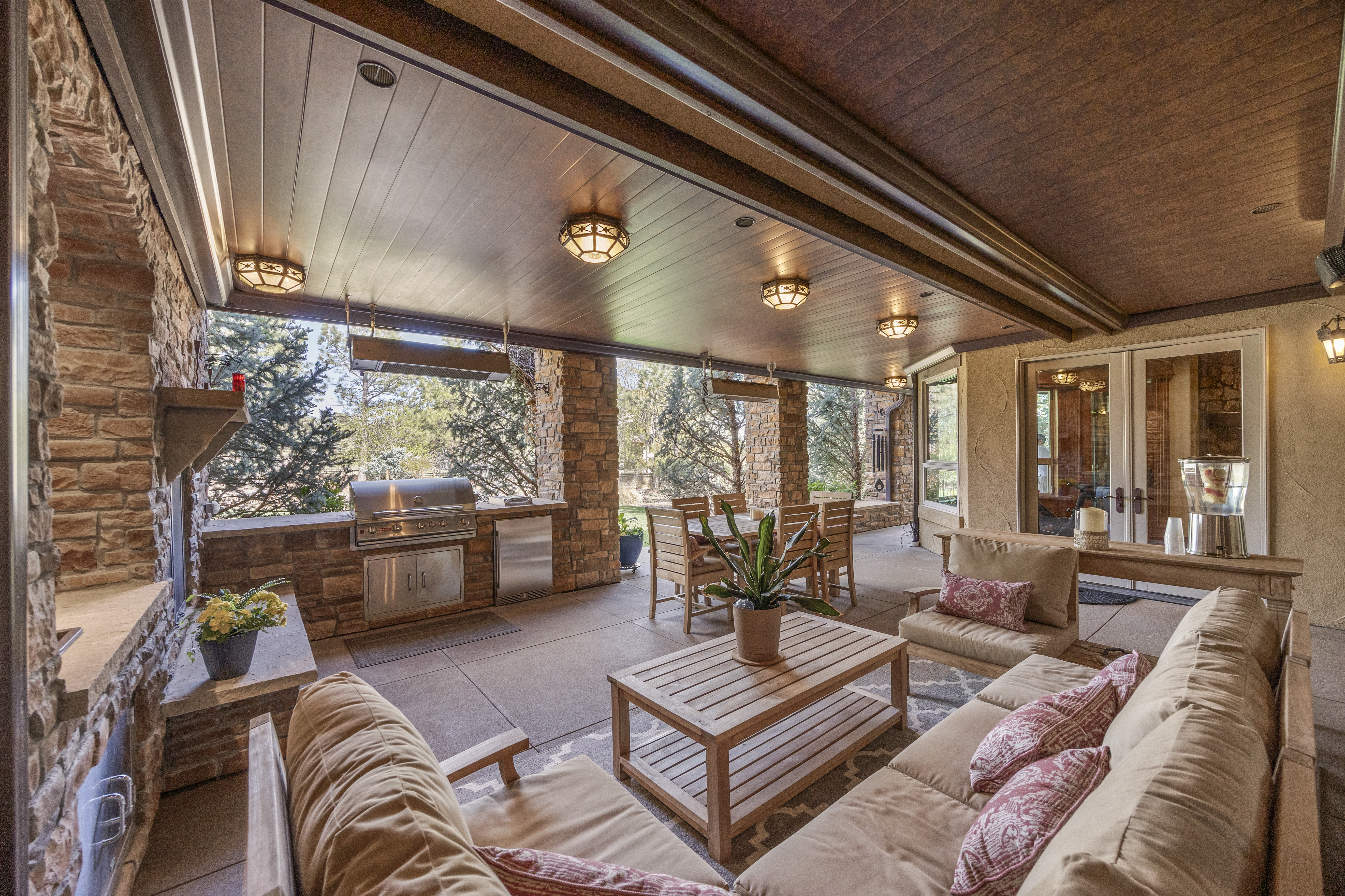  This Mountain Traditional residence is defined by its grand scale, - 物件實景