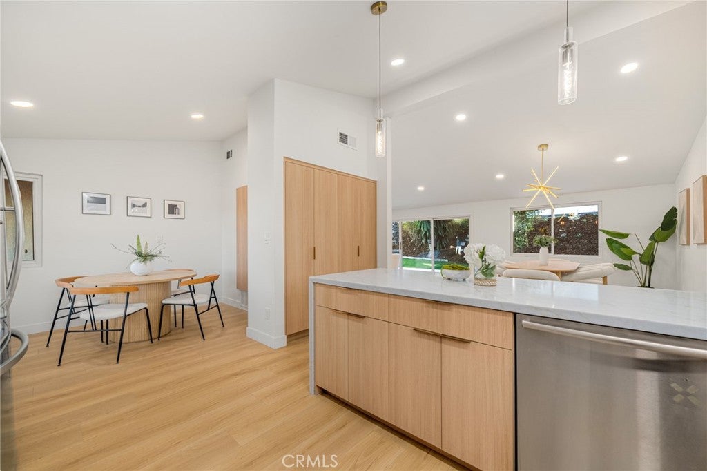 Woodland Hills, California, 91367, United States, 3 Bedrooms Bedrooms, ,2 BathroomsBathrooms,Residential,For Sale,1991959