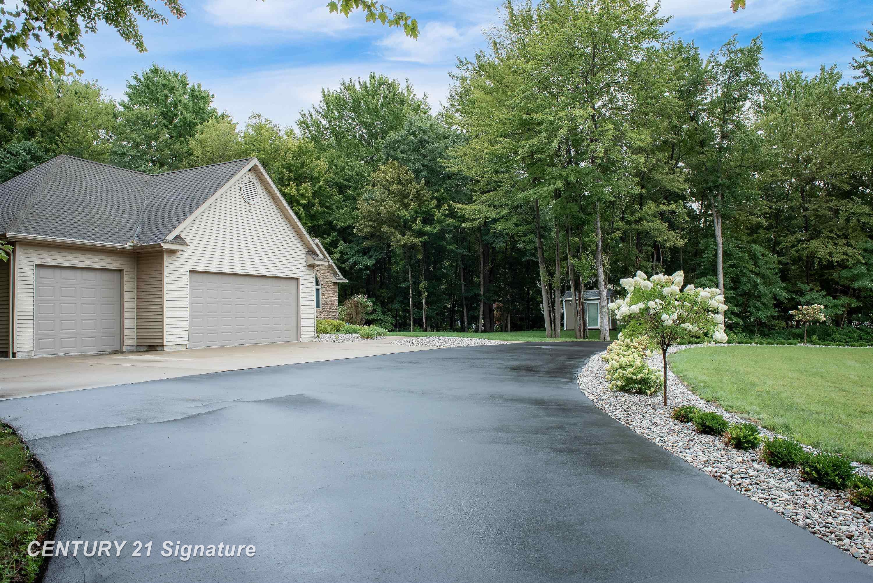 Midland, Michigan, 48642, United States, 4 Bedrooms Bedrooms, ,4 BathroomsBathrooms,Residential,For Sale,1981161