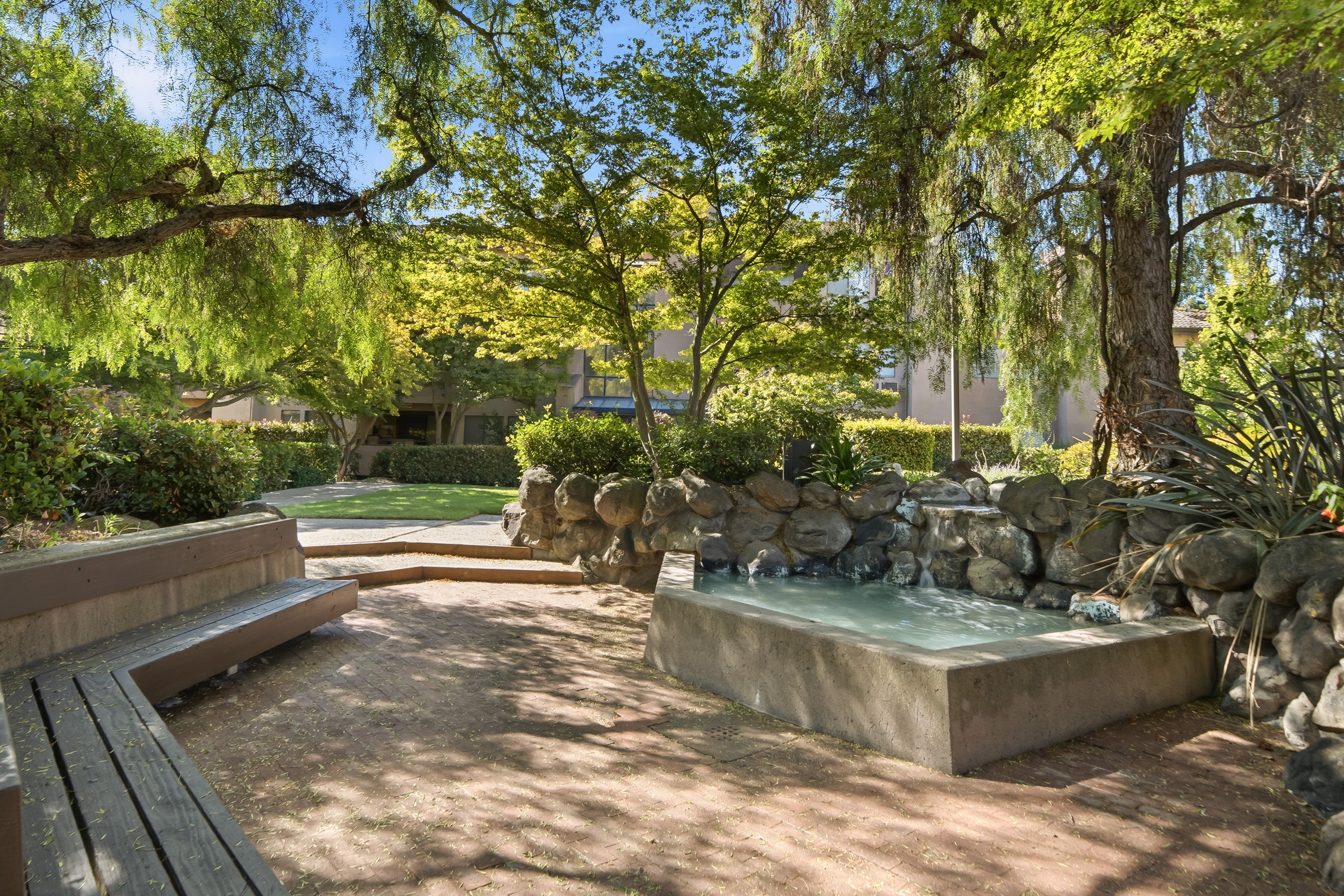  Beautifully Updated Top-Floor Living with Tranquil Courtyard Views - 物件實景