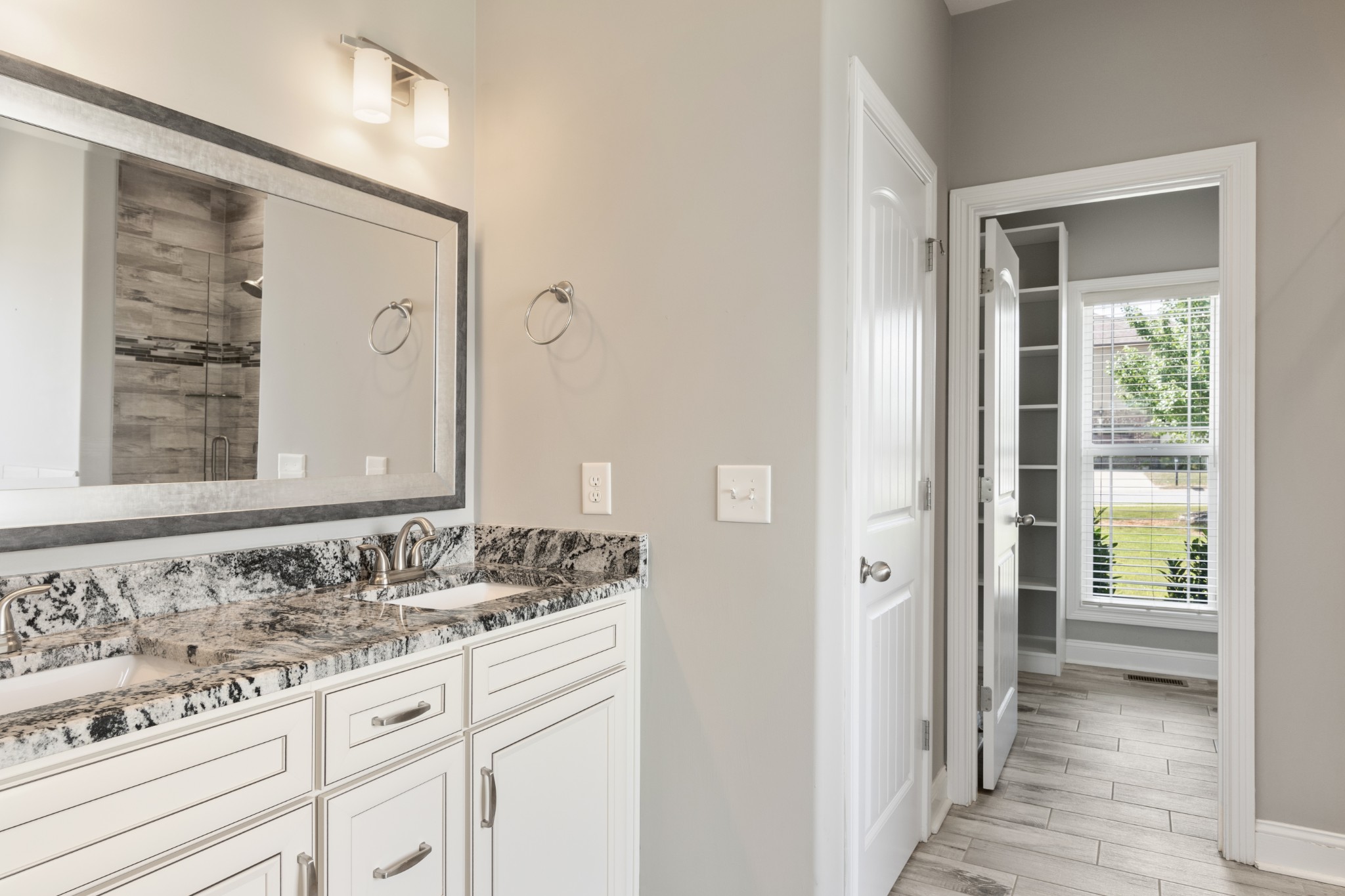 Clarksville, Tennessee, 37043, United States, 5 Bedrooms Bedrooms, ,4 BathroomsBathrooms,Residential,For Sale,1975936