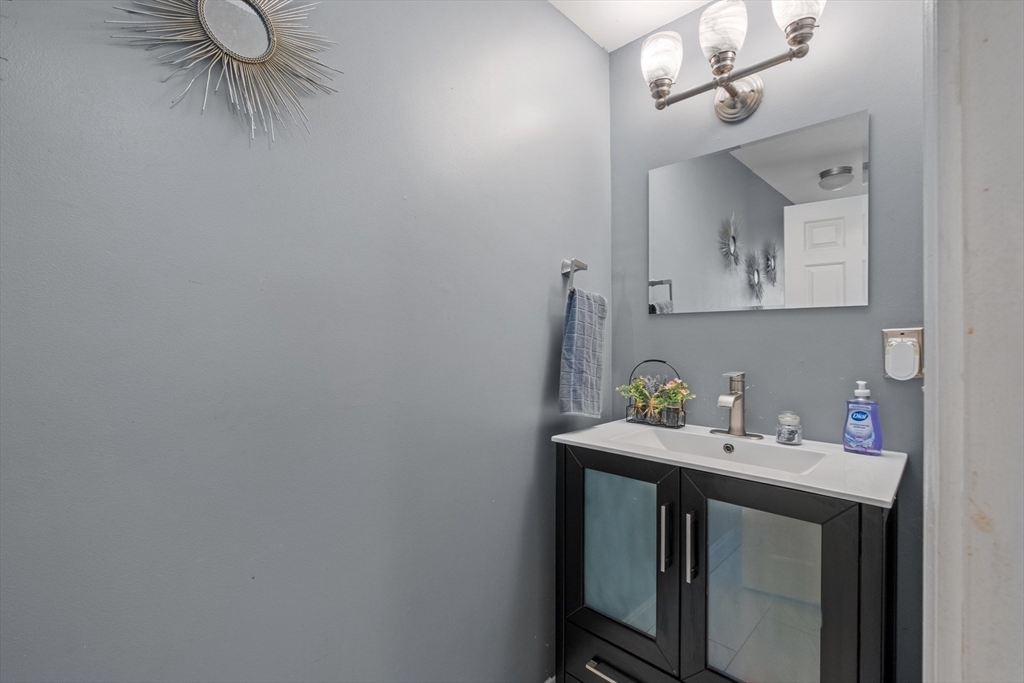 Derry, New Hampshire, 03038, United States, 3 Bedrooms Bedrooms, ,3 BathroomsBathrooms,Residential,For Sale,1928309