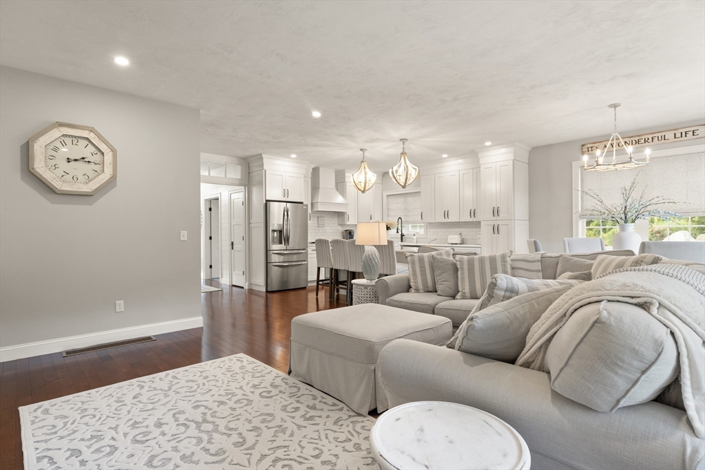 Littleton, Massachusetts, 01460, United States, 2 Bedrooms Bedrooms, ,2 BathroomsBathrooms,Residential,For Sale,1941973