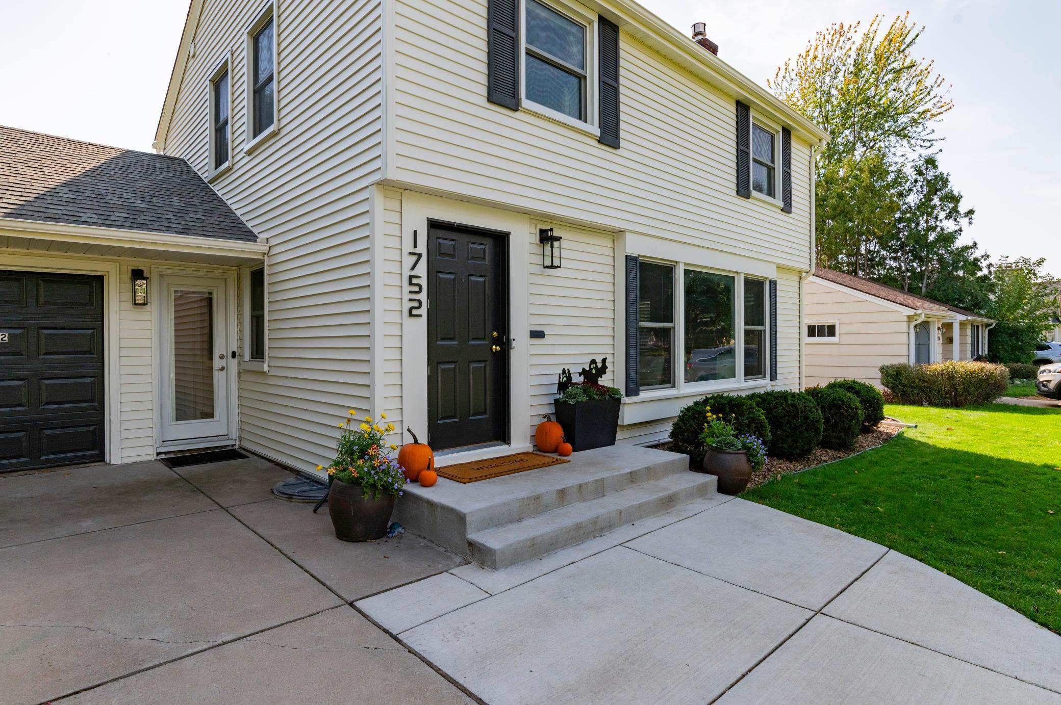 Saint Paul, Minnesota, 55116, United States, 3 Bedrooms Bedrooms, ,2 BathroomsBathrooms,Residential,For Sale,1987775