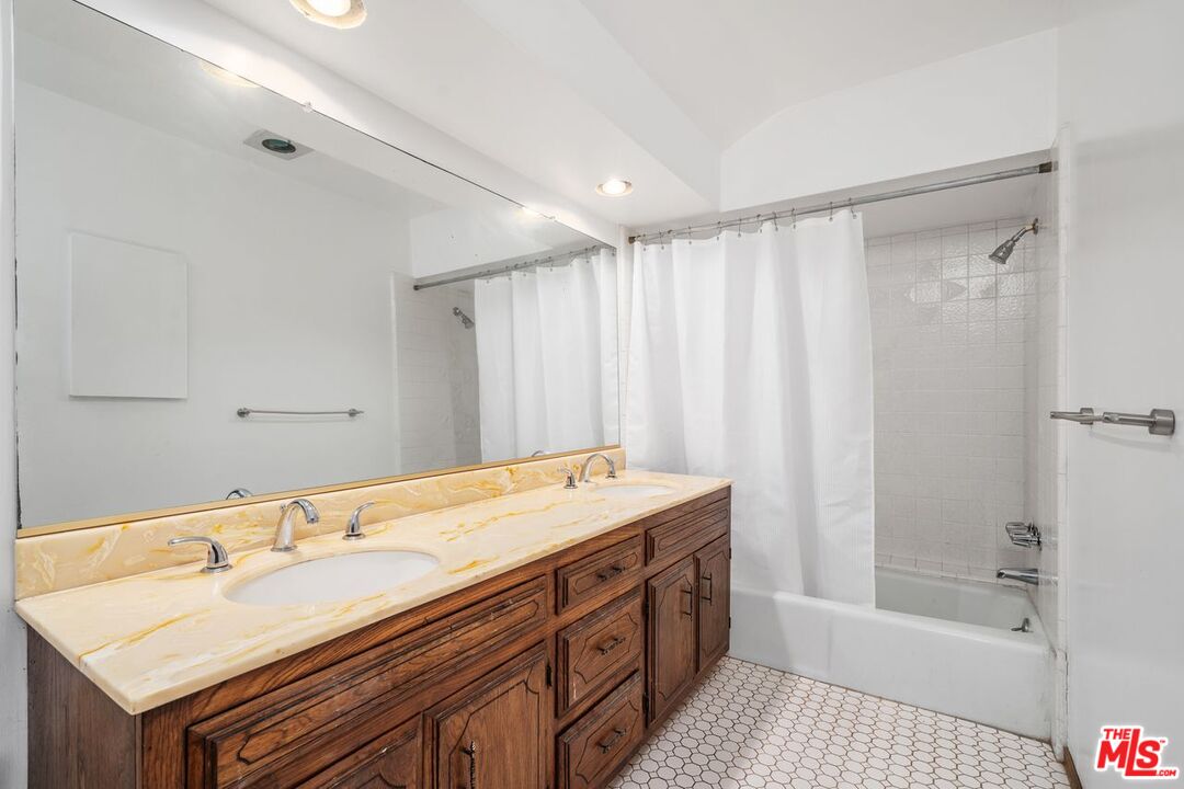 Los Angeles, California, 90046, United States, 4 Bedrooms Bedrooms, ,4 BathroomsBathrooms,Residential,For Sale,1955574