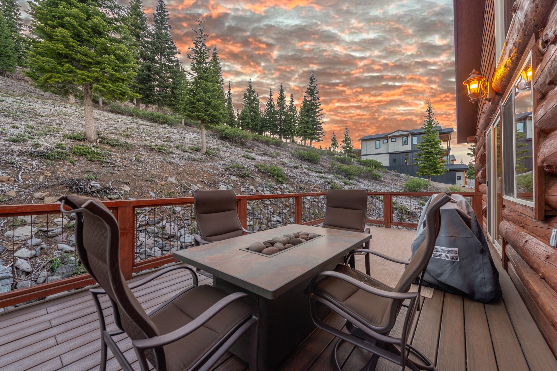  Beautiful Log Home with Carson Range Views from Every Floor - 物件實景