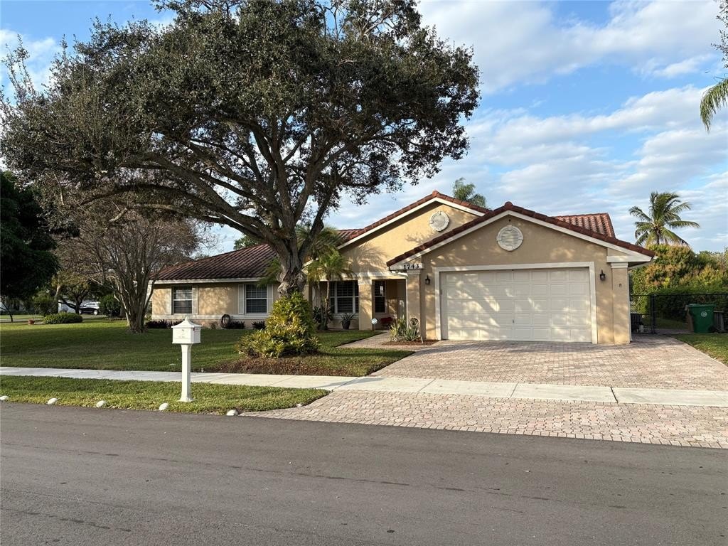 Davie, Florida, 33324, United States, 4 Bedrooms Bedrooms, ,3 BathroomsBathrooms,Residential,For Sale,1975060